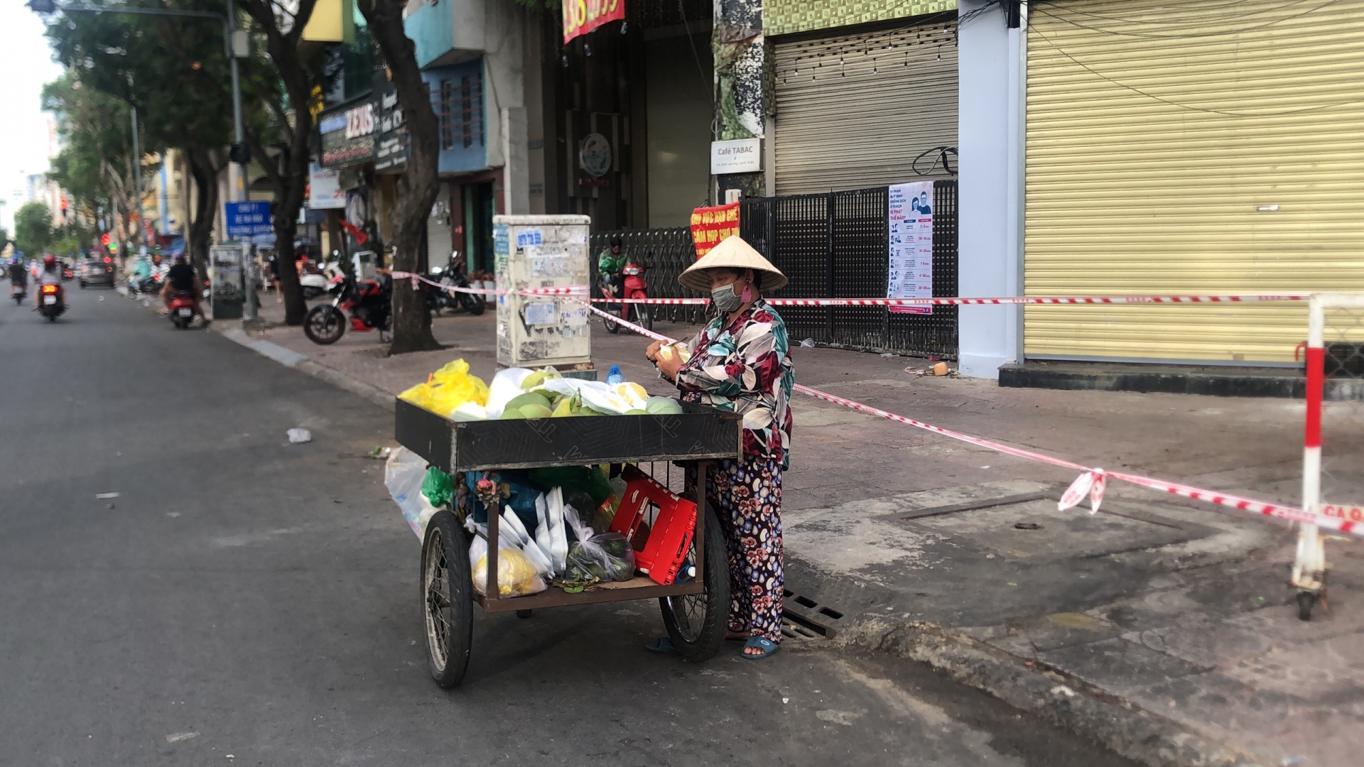 Người lao động tự do chật vật mưu sinh khi giãn cách xã hội vì dịch Covid -19 Người lao động tự do chật vật mưu sinh khi giãn cách xã hội vì dịch Covid -19