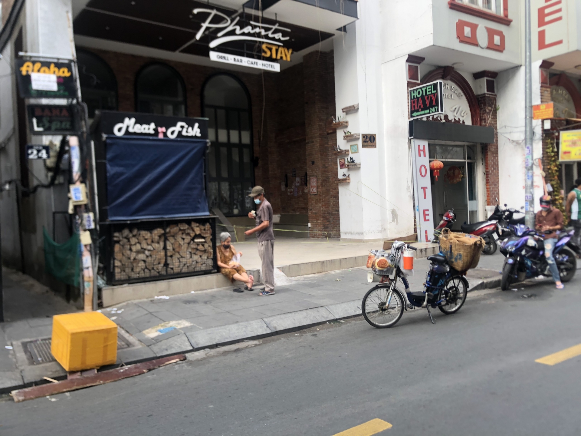 Người lao động tự do chật vật mưu sinh khi giãn cách xã hội vì dịch Covid -19 Người lao động tự do chật vật mưu sinh khi giãn cách xã hội vì dịch Covid -19