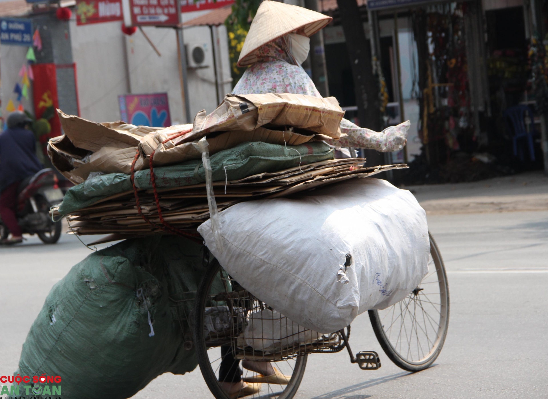 Nỗi vất vả của công nhân vệ sinh môi trường trong thời tiết khắc nghiệt noi vat va cua cong nhan ve sinh moi truong trong thoi tiet khac nghiet