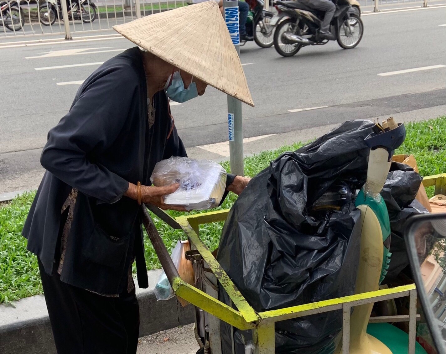 Ấm áp những suất cơm từ thiện dành cho người động tự do mùa dịch Ấm áp những suất cơm từ thiện dành cho người động tự do mùa dịch