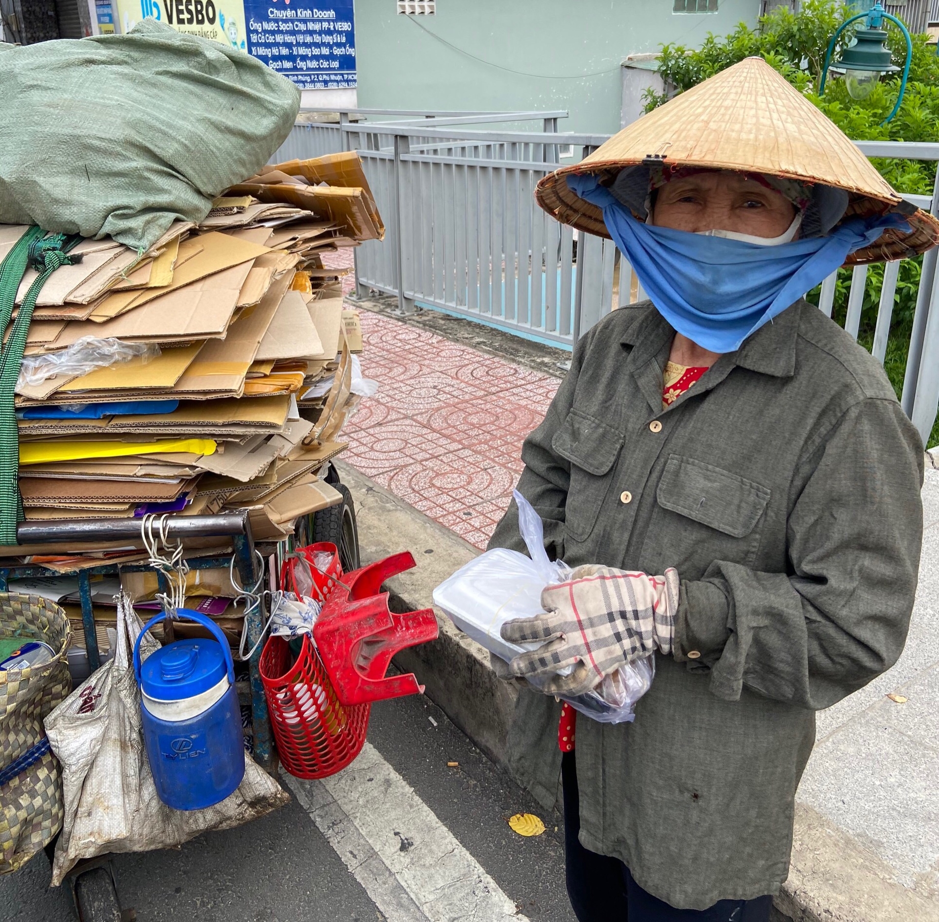 Ấm áp những suất cơm từ thiện dành cho người động tự do mùa dịch Ấm áp những suất cơm từ thiện dành cho người động tự do mùa dịch