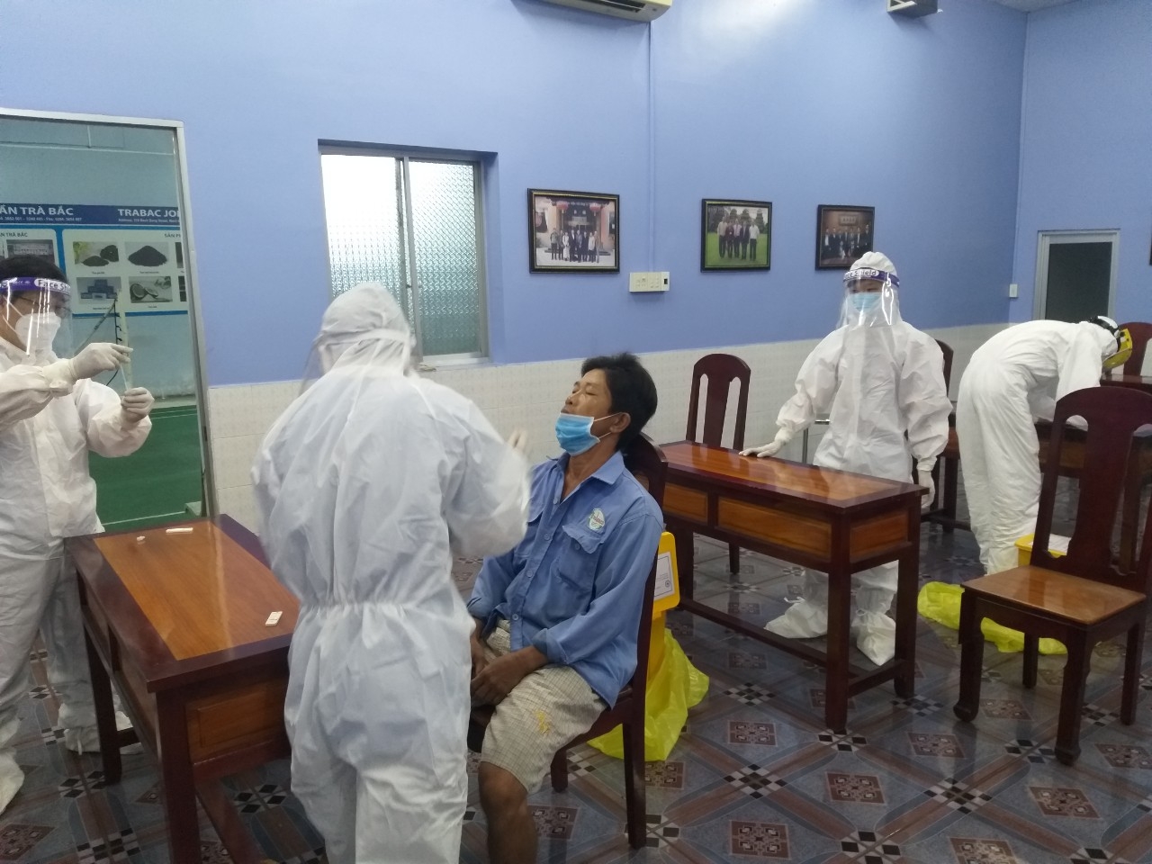 Doanh nghiệp đầu tiên ở Trà Vinh test nhanh Covid-19 cho công nhân