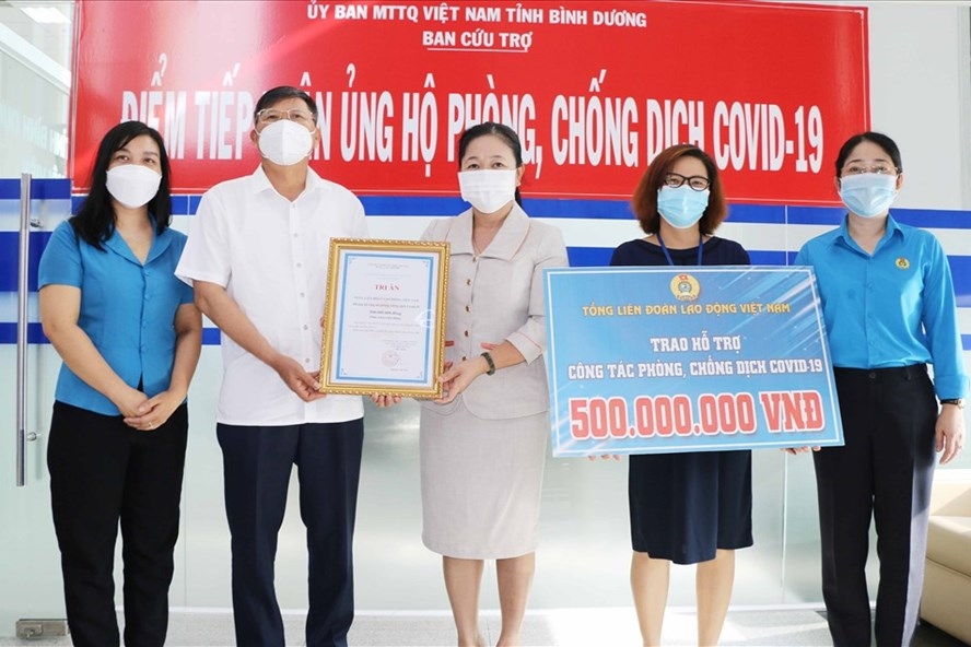 Tổng LĐLĐ Việt Nam thăm công nhân khu cách ly và hỗ trợ tỉnh Bình Dương 500 triệu đồng Tổng LĐLĐ Việt Nam thăm công nhân khu cách ly và hỗ trợ tỉnh Bình Dương 500 triệu đồng