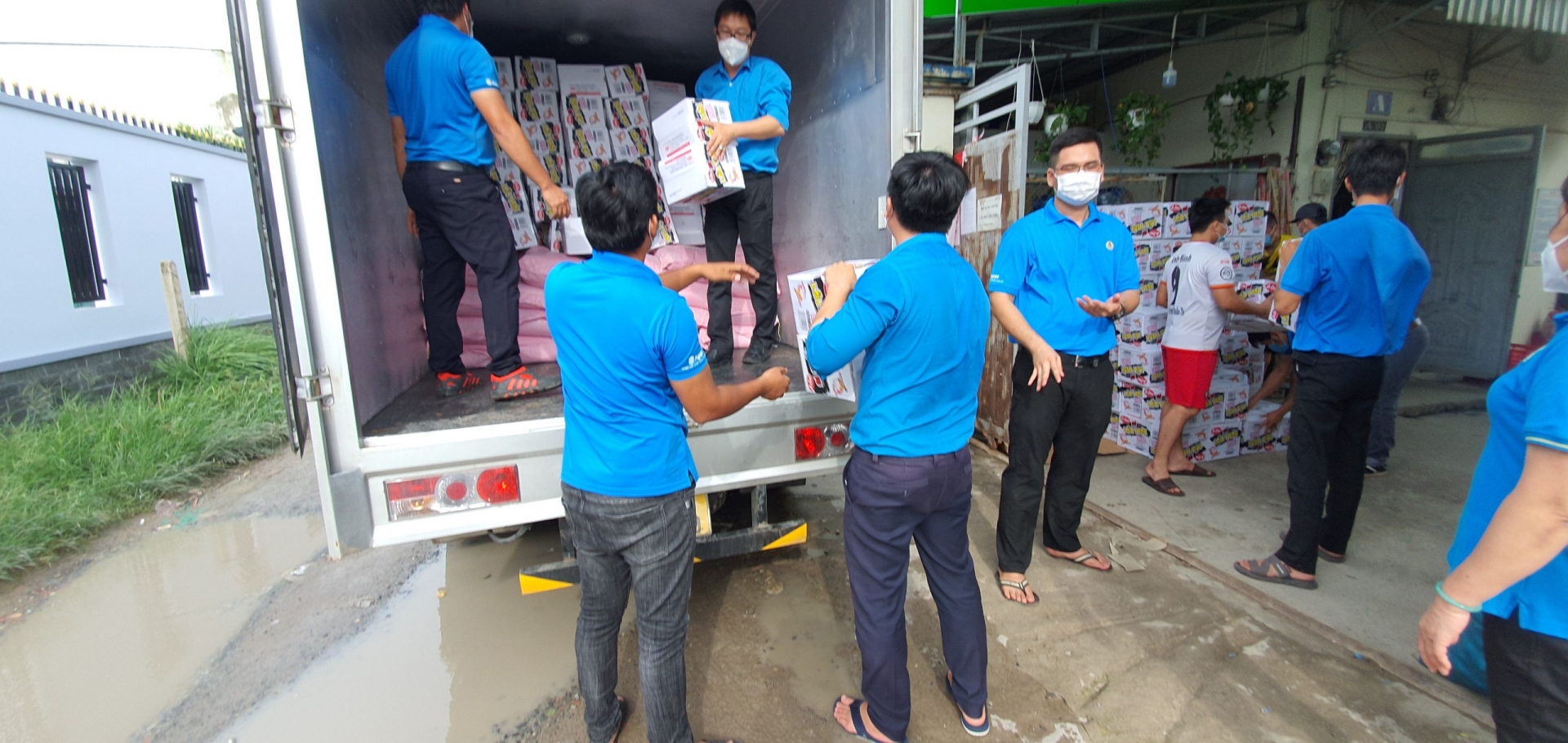Công đoàn Long An tặng gần 500 phần quà cho người lao động khó khăn huyện Đức Huệ Công đoàn Long An tặng gần 500 phần quà cho người lao động khó khăn huyện Đức Huệ