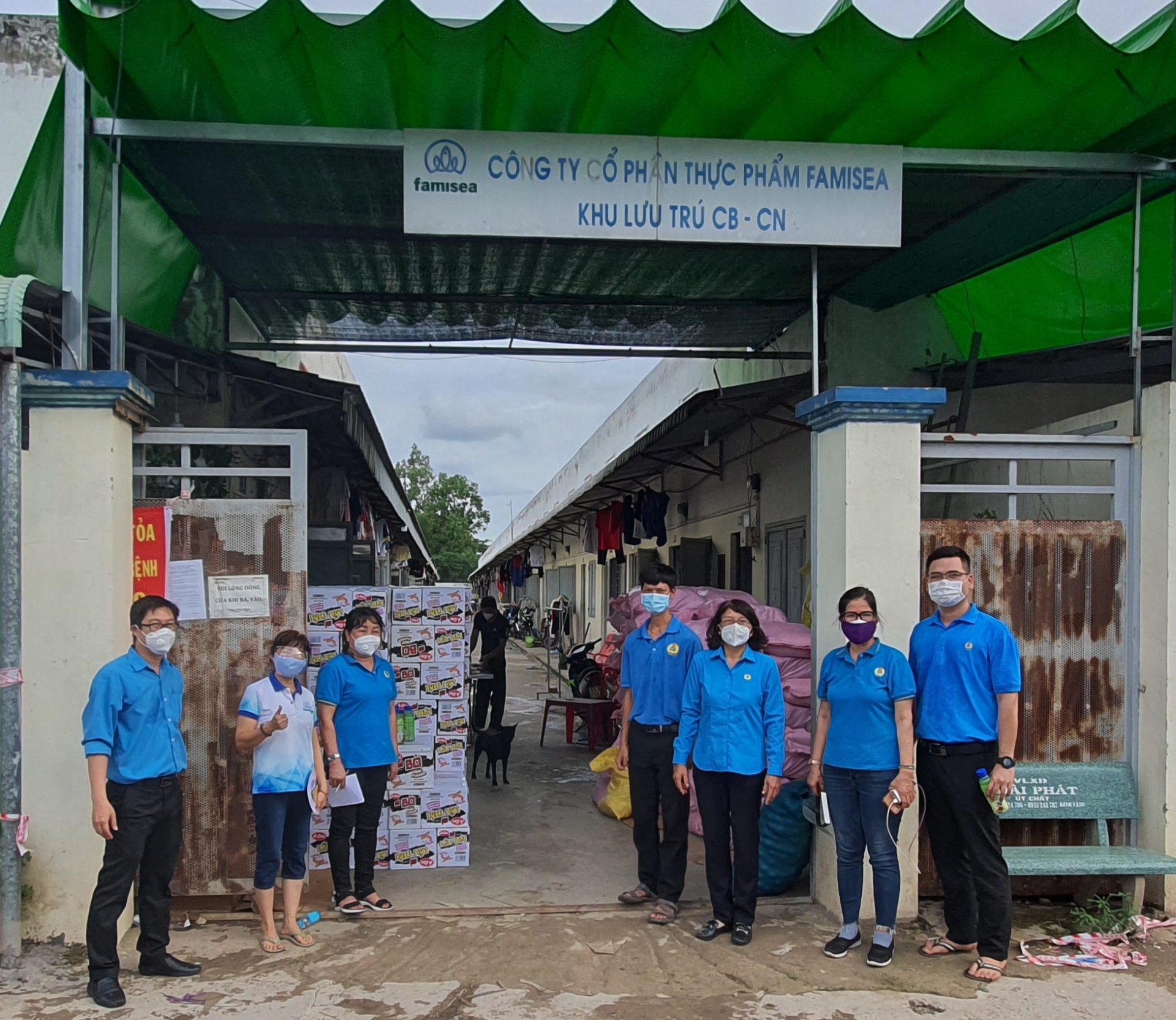 Công đoàn Long An tặng gần 500 phần quà cho người lao động khó khăn huyện Đức Huệ Công đoàn Long An tặng gần 500 phần quà cho người lao động khó khăn huyện Đức Huệ