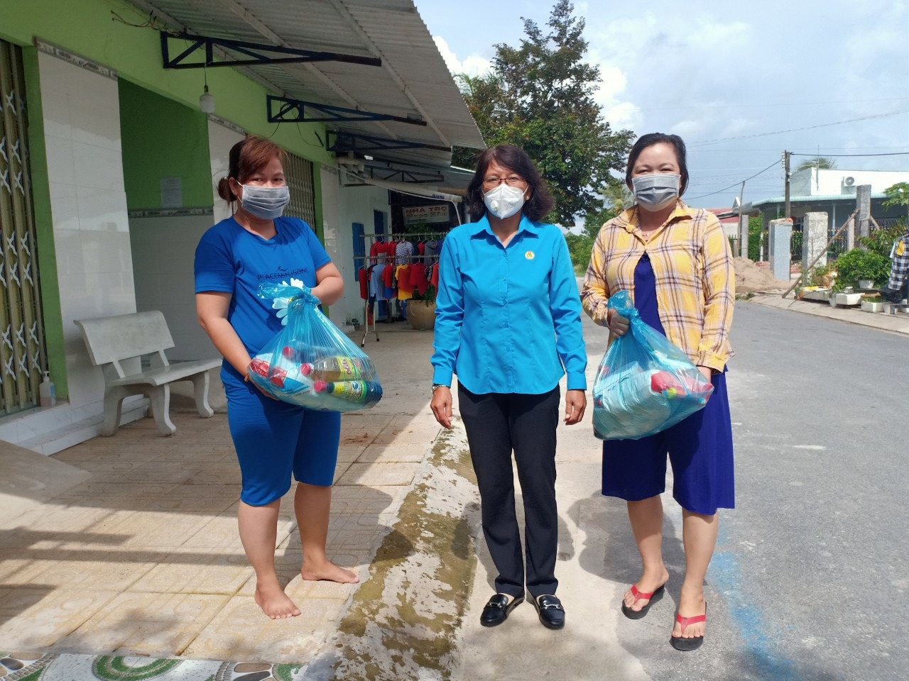 Công đoàn Long An tặng gần 500 phần quà cho người lao động khó khăn huyện Đức Huệ Công đoàn Long An tặng gần 500 phần quà cho người lao động khó khăn huyện Đức Huệ