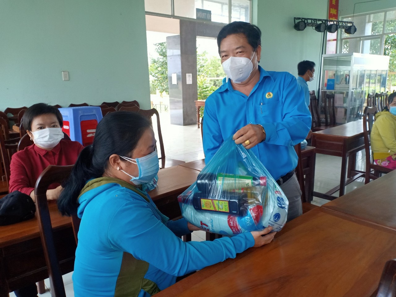 Công đoàn Long An tặng gần 500 phần quà cho người lao động khó khăn huyện Đức Huệ Công đoàn Long An tặng gần 500 phần quà cho người lao động khó khăn huyện Đức Huệ