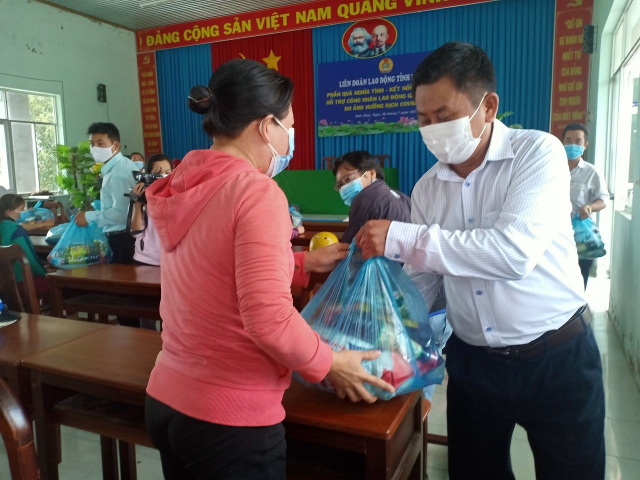 Công đoàn Long An tặng gần 500 phần quà cho người lao động khó khăn huyện Đức Huệ Công đoàn Long An tặng gần 500 phần quà cho người lao động khó khăn huyện Đức Huệ