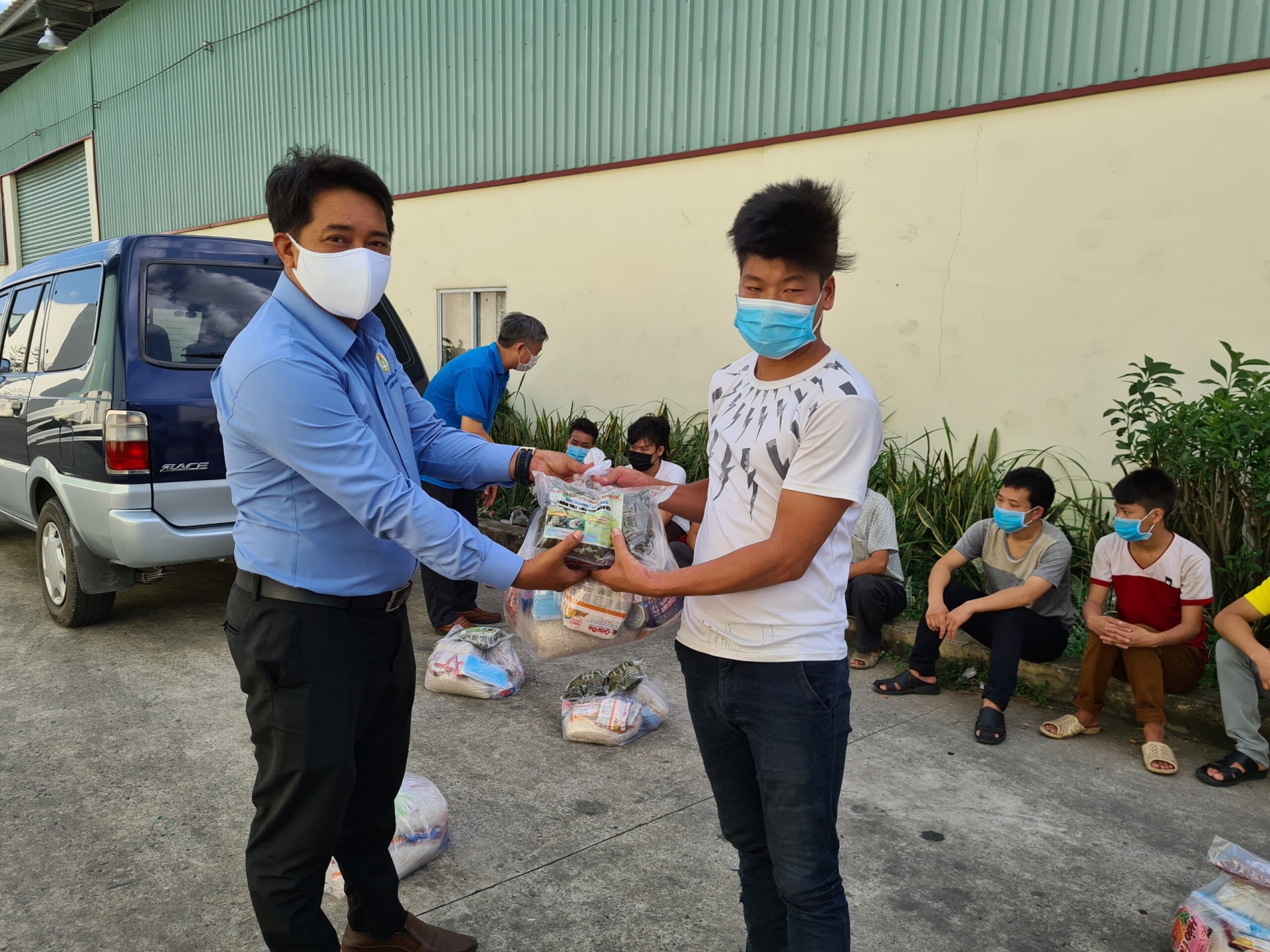 Gần 200 người lao động quê Hà Giang gặp khó khăn đã được công đoàn hỗ trợ Gần 200 người lao động quê Hà Giang gặp khó khăn đã được công đoàn hỗ trợ