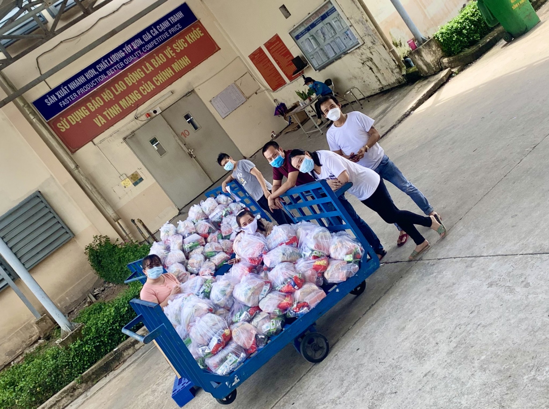 Công đoàn chăm lo cho người lao động khi thực hiện “3 tại chỗ” Công đoàn chăm lo cho người lao động khi thực hiện “3 tại chỗ”