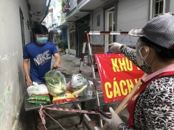 Công nhân lao động chật vật ở lại thành phố trong mùa dịch