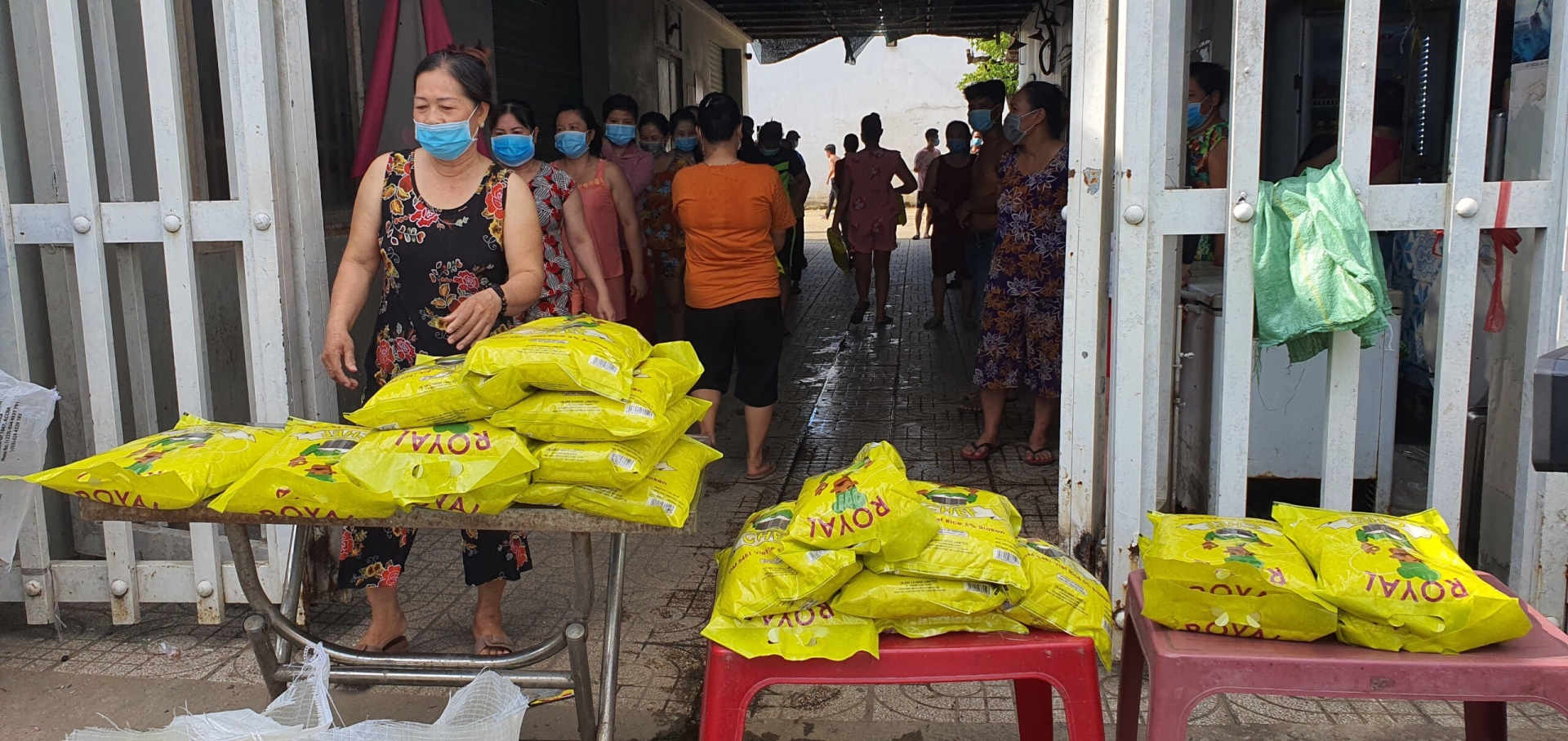 Công đoàn tỉnh Long An sẻ chia khó khăn với người lao động trong mùa dịch Công đoàn tỉnh Long An sẻ chia khó khăn với người lao động trong mùa dịch