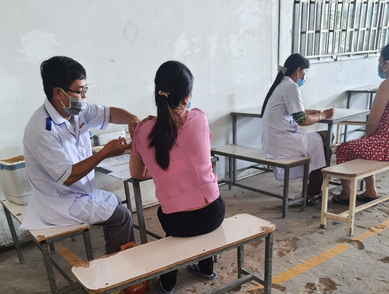 Trà Vinh: Người lao động phấn khởi khi được tiêm vắc xin