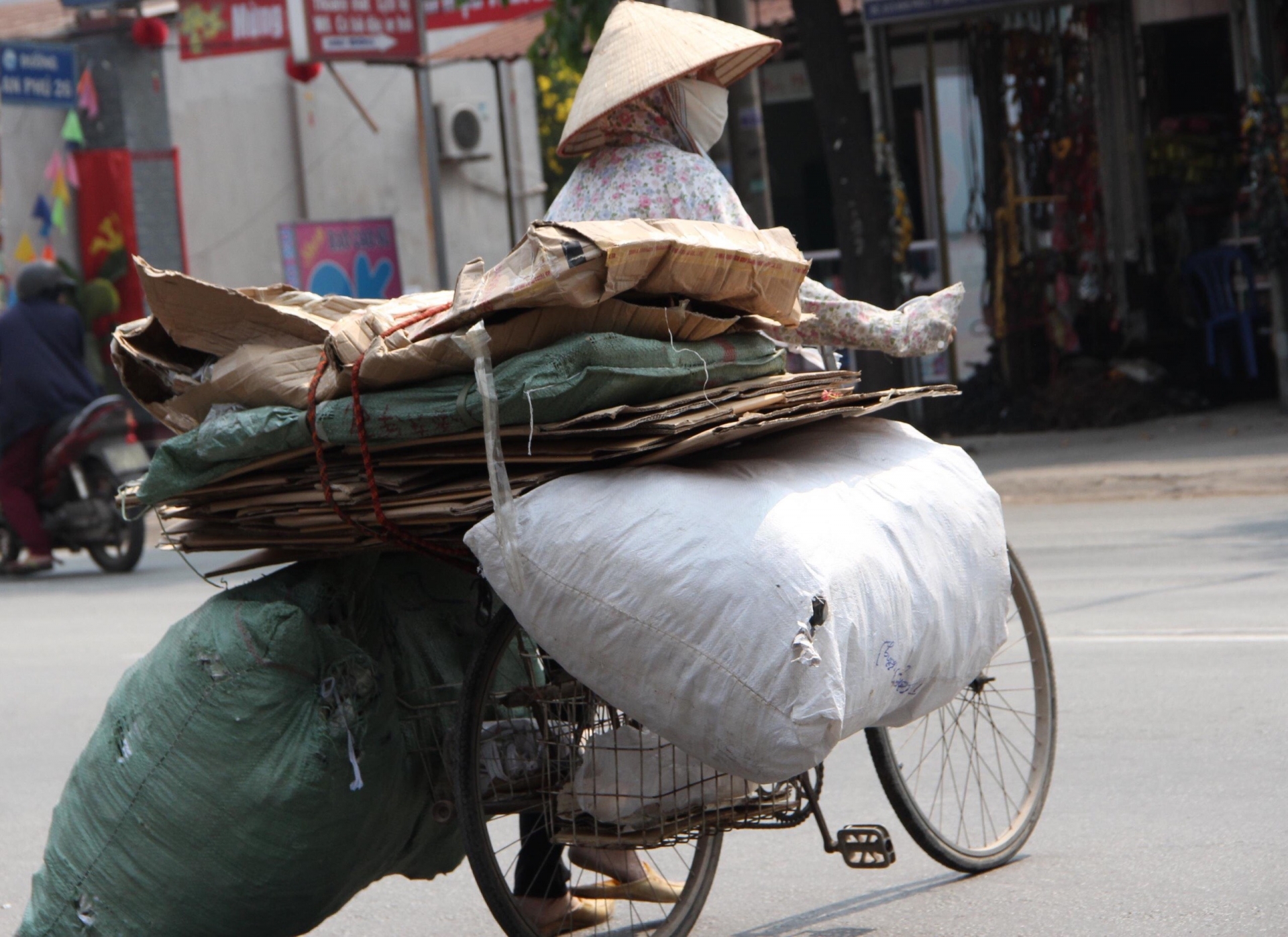 Hỗ trợ tiền, nhu yếu phẩm cho người lao động khó khăn ở lại TP HCM Hỗ trợ tiền, nhu yếu phẩm cho người lao động khó khăn ở lại TP HCM