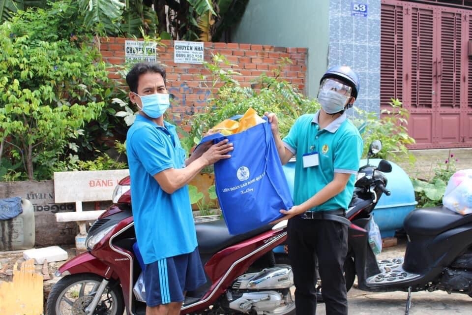 Công đoàn đẩy mạnh hỗ trợ, chăm lo cho người lao động khó khăn vì dịch bệnh Covid-19 Công đoàn đẩy mạnh hỗ trợ, chăm lo cho người lao động khó khăn vì dịch bệnh Covid-19