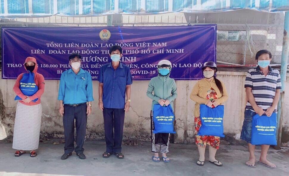 Công đoàn đẩy mạnh chăm lo cho người lao động khó khăn vì dịch bệnh Covid-19 Công đoàn đẩy mạnh chăm lo cho người lao động khó khăn vì dịch bệnh Covid-19