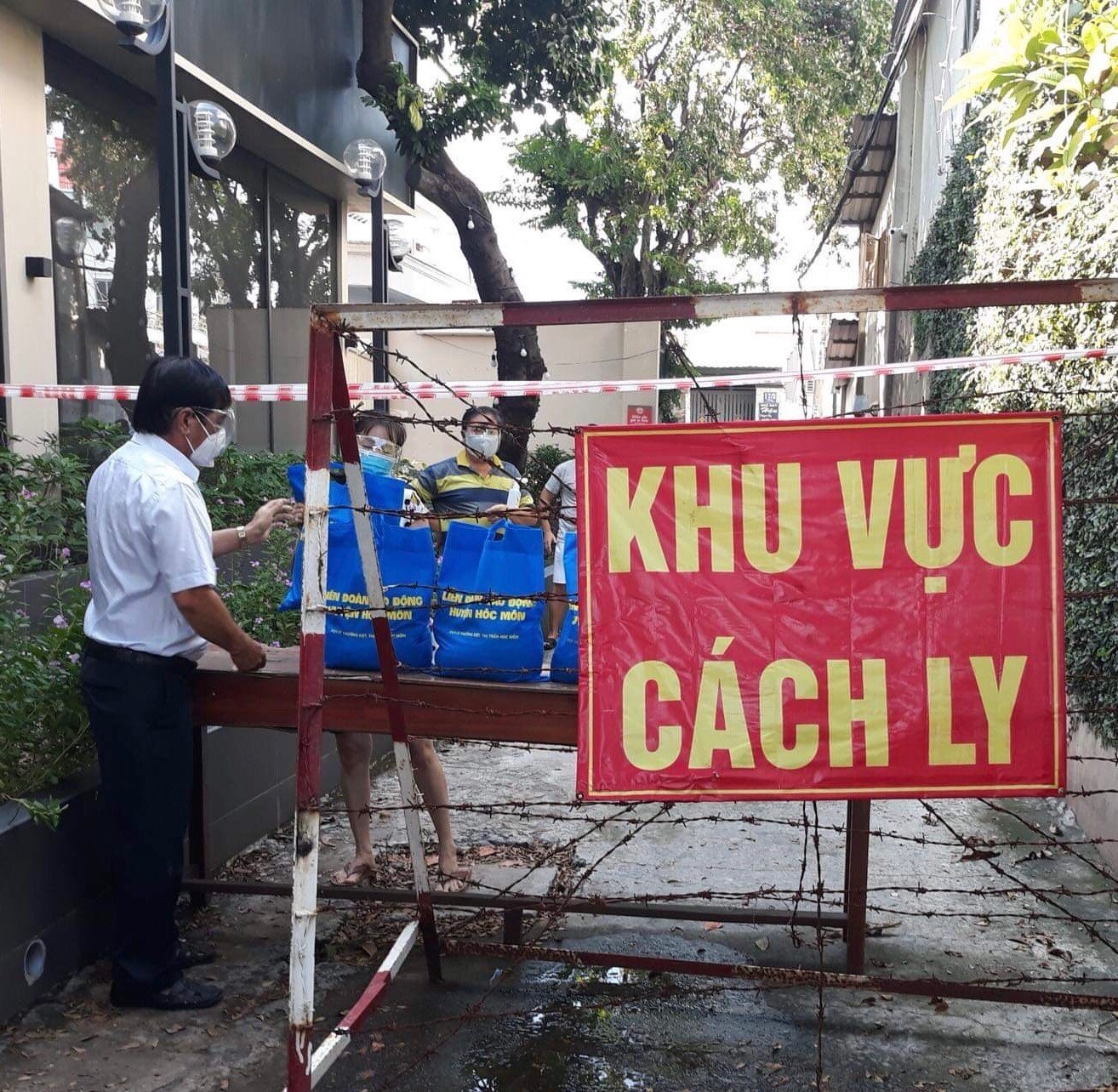Công đoàn đẩy mạnh hỗ trợ, chăm lo cho người lao động khó khăn vì dịch bệnh Covid-19 Công đoàn đẩy mạnh hỗ trợ, chăm lo cho người lao động khó khăn vì dịch bệnh Covid-19
