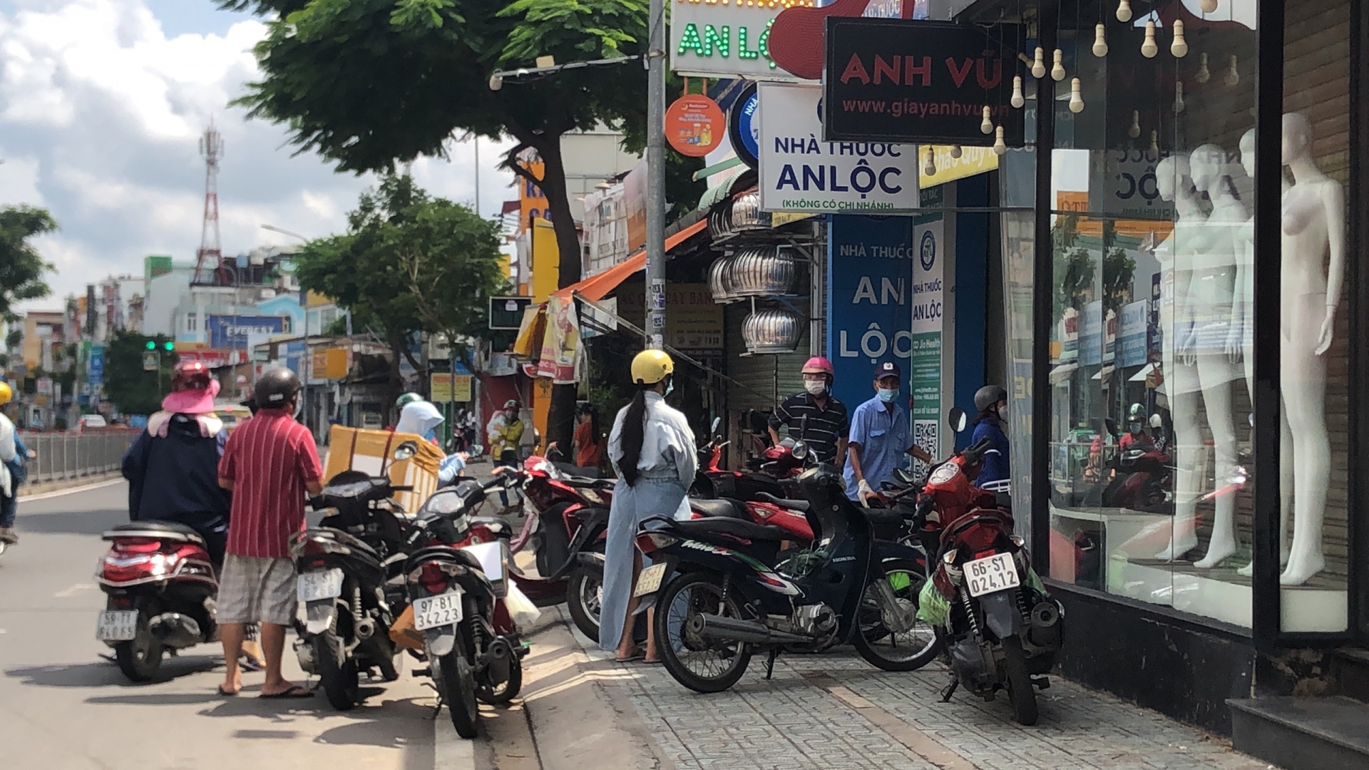 Người dân vẫn ra đường đông bất chấp Chỉ thị 16 và 16 tăng cường Người dân vẫn ra đường đông bất chấp Chỉ thị 16 và 16 tăng cường