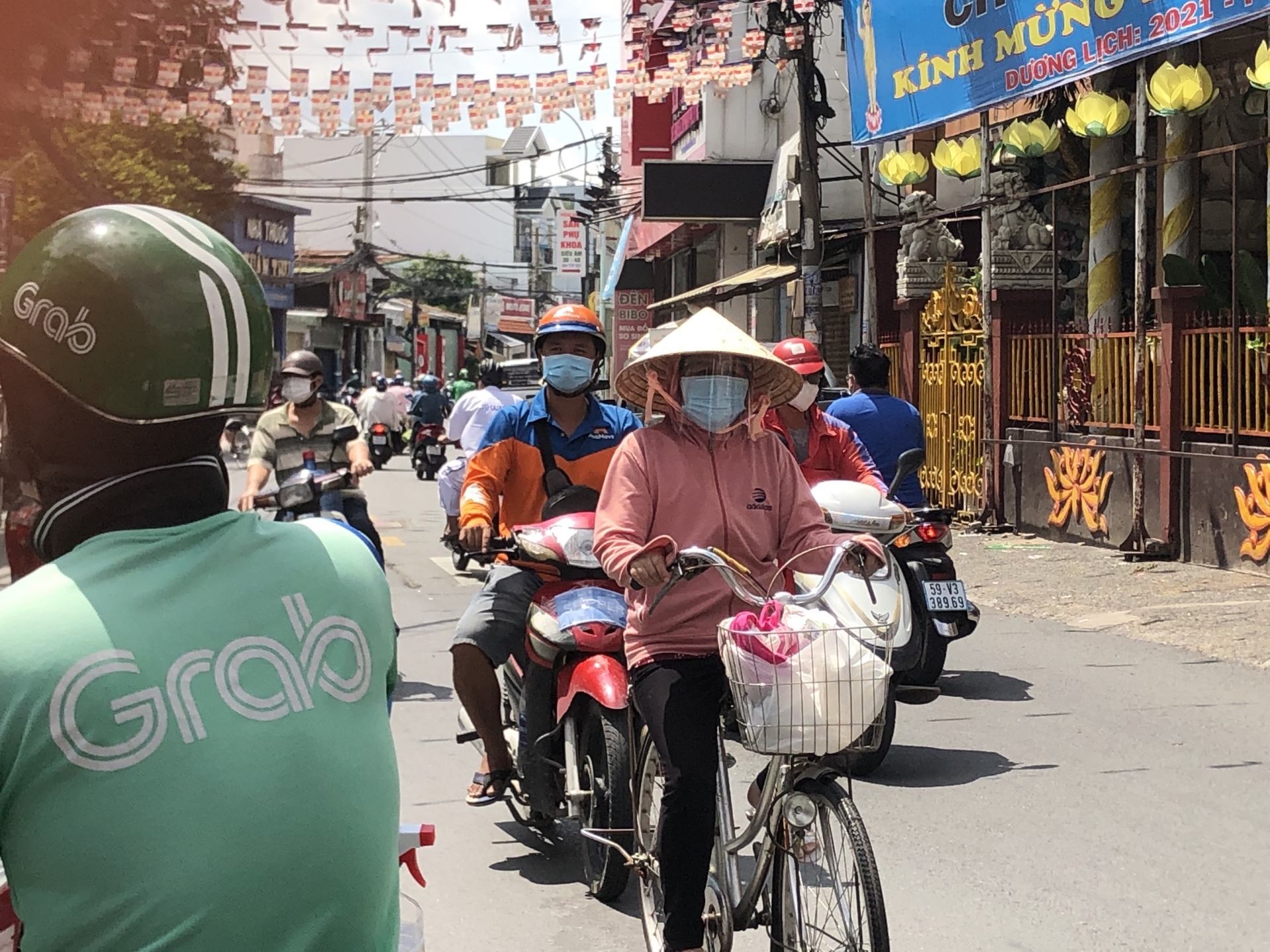 Người dân vẫn ra đường đông bất chấp Chỉ thị 16 và 16 tăng cường Người dân vẫn ra đường đông bất chấp Chỉ thị 16 và 16 tăng cường