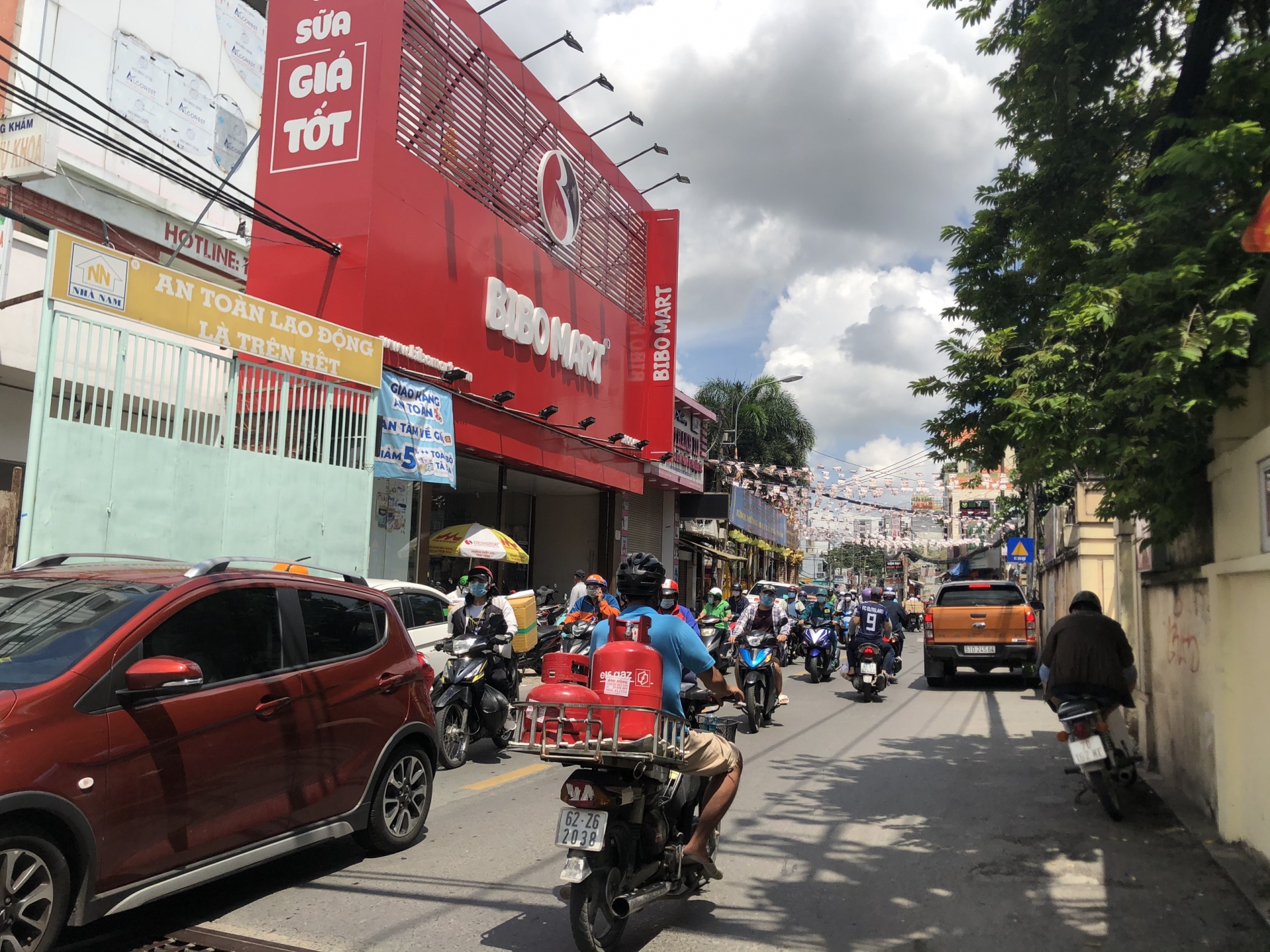 Người dân vẫn ra đường đông bất chấp Chỉ thị 16 và 16 tăng cường Người dân vẫn ra đường đông bất chấp Chỉ thị 16 và 16 tăng cường
