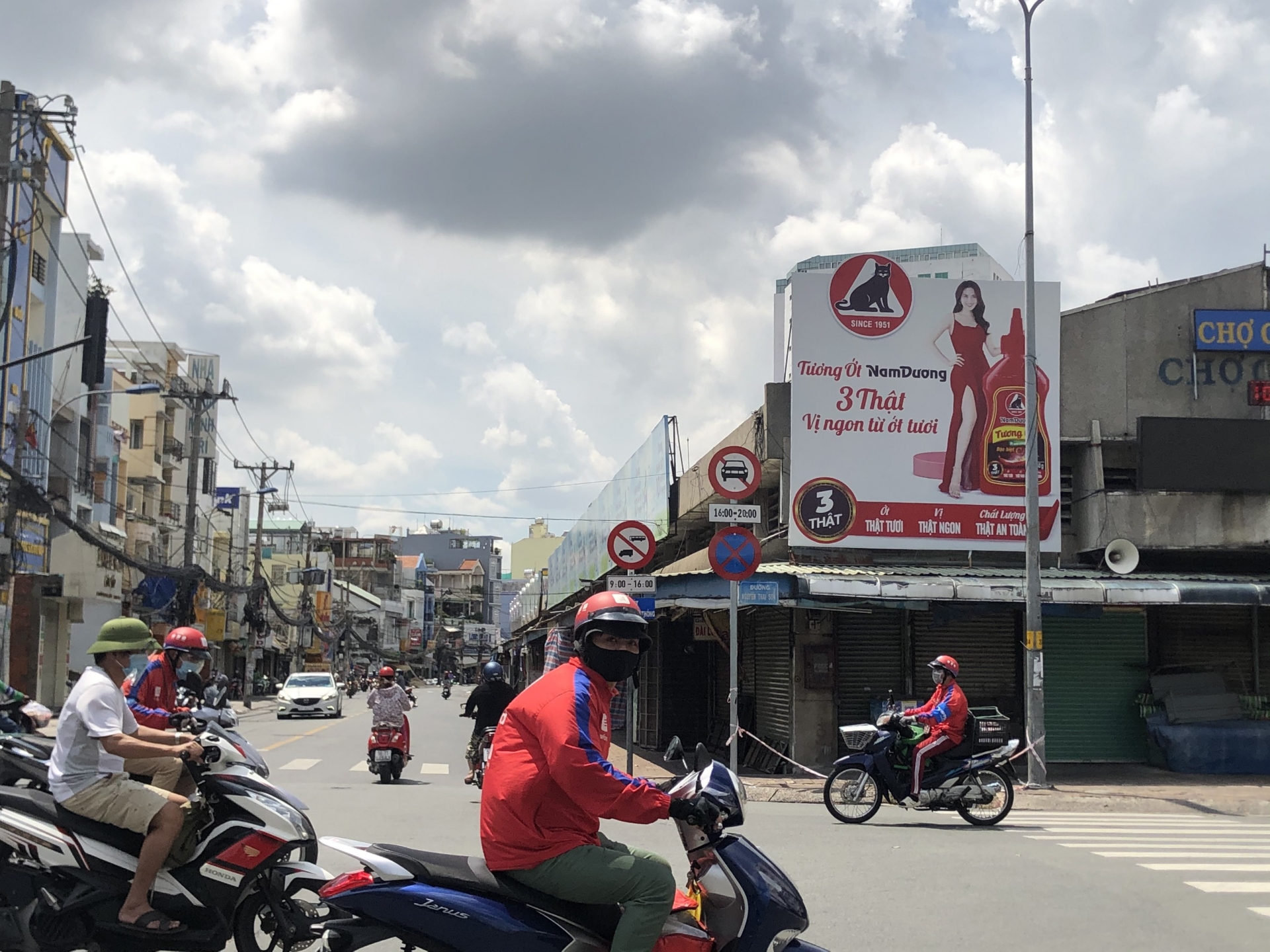 Người dân vẫn ra đường đông bất chấp Chỉ thị 16 và 16 tăng cường Người dân vẫn ra đường đông bất chấp Chỉ thị 16 và 16 tăng cường