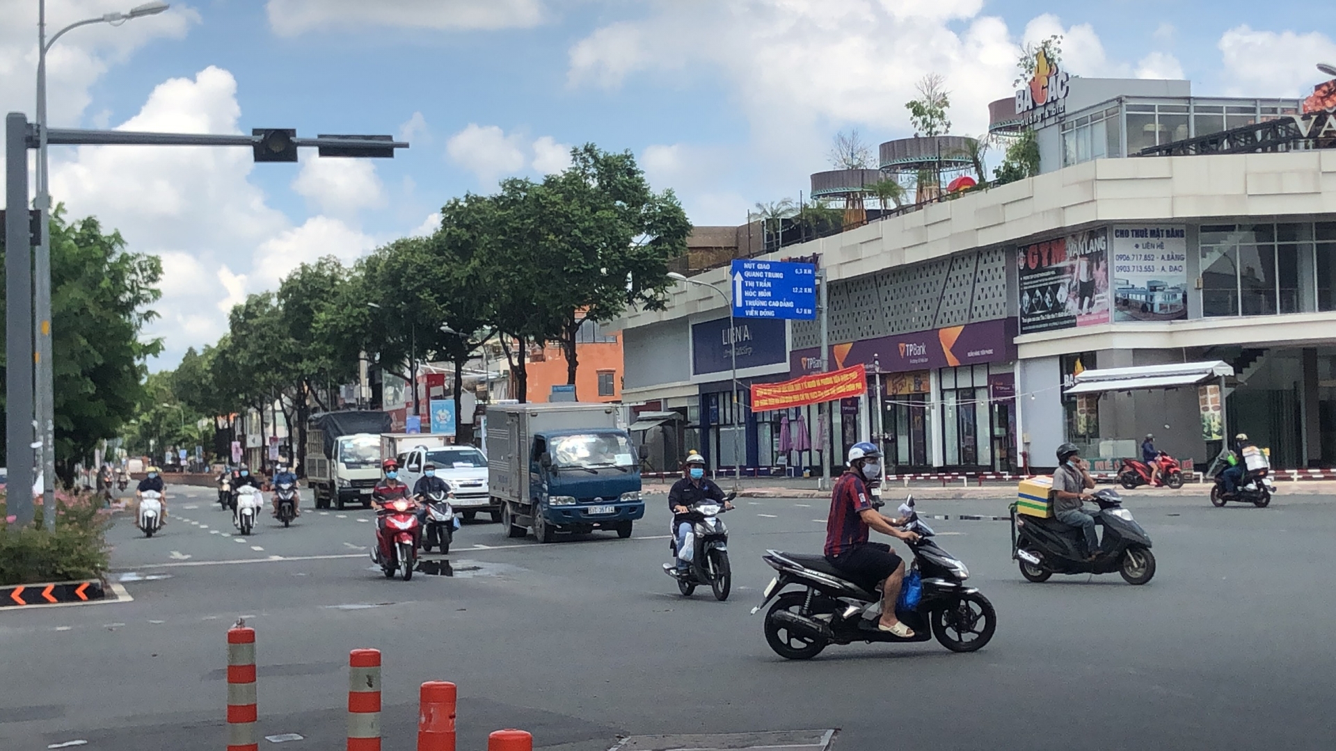 Người dân vẫn ra đường đông bất chấp Chỉ thị 16 và 16 tăng cường Người dân vẫn ra đường đông bất chấp Chỉ thị 16 và 16 tăng cường
