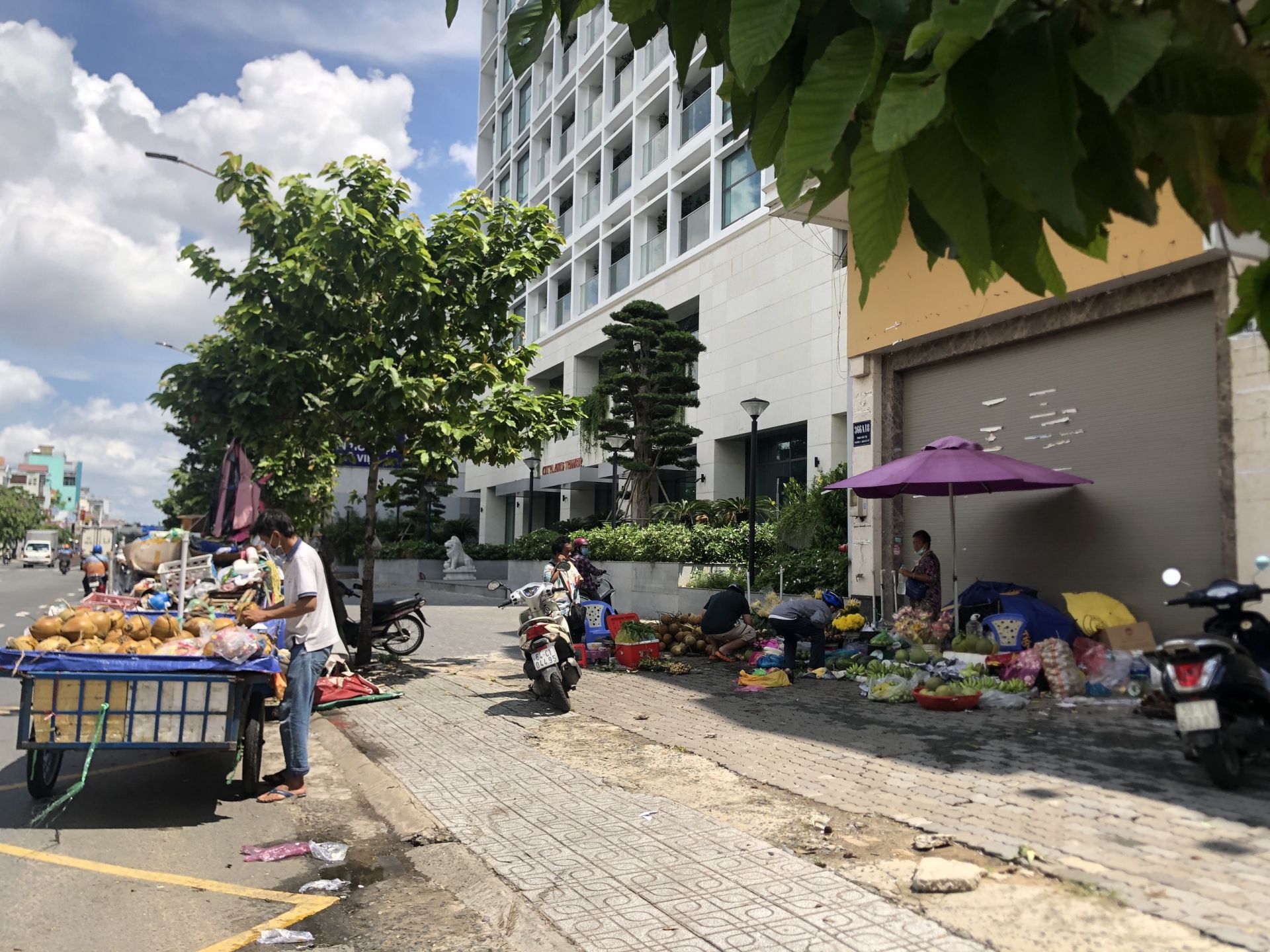 Người dân vẫn ra đường đông bất chấp Chỉ thị 16 và 16 tăng cường Người dân vẫn ra đường đông bất chấp Chỉ thị 16 và 16 tăng cường