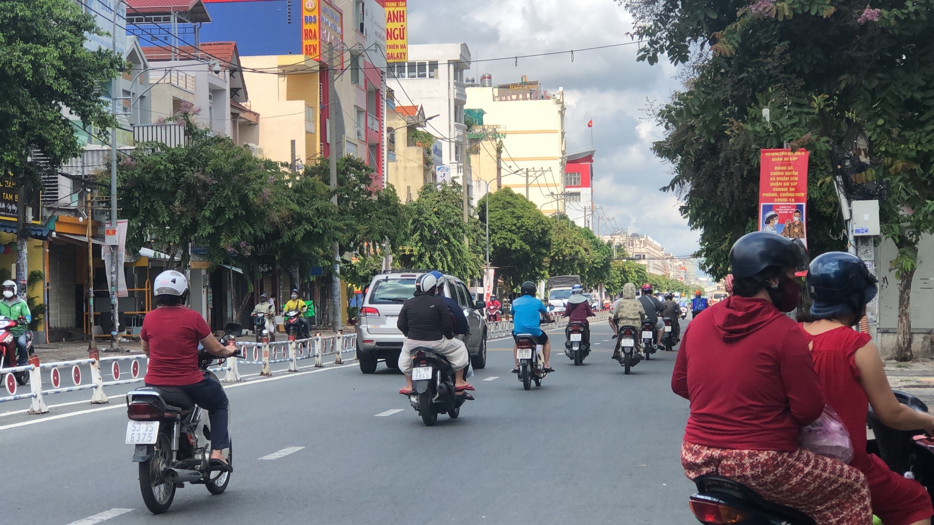 Người dân vẫn ra đường đông bất chấp Chỉ thị 16 và 16 tăng cường Người dân vẫn ra đường đông bất chấp Chỉ thị 16 và 16 tăng cường