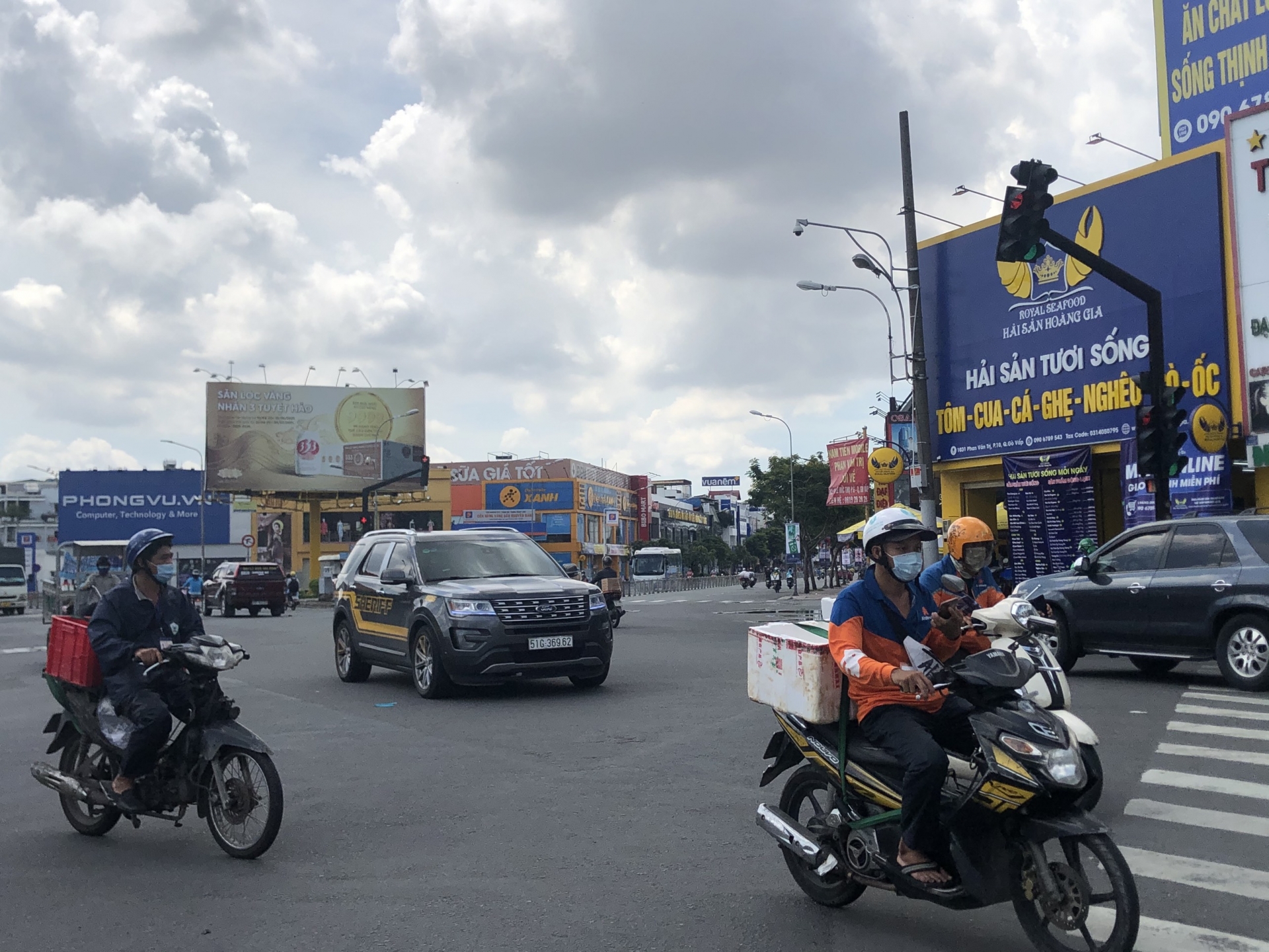 Người dân vẫn ra đường đông bất chấp Chỉ thị 16 và 16 tăng cường Người dân vẫn ra đường đông bất chấp Chỉ thị 16 và 16 tăng cường