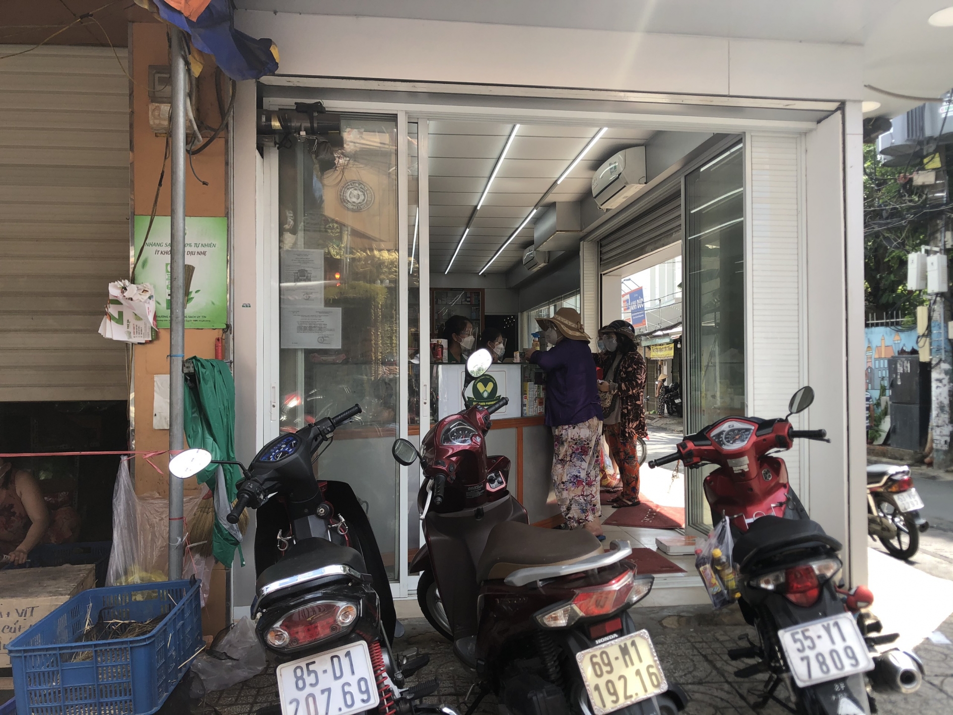 Người dân vẫn ra đường đông bất chấp Chỉ thị 16 và 16 tăng cường Người dân vẫn ra đường đông bất chấp Chỉ thị 16 và 16 tăng cường