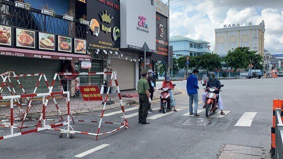 TP HCM: Đường phố vắng vẻ trong ngày đầu siết chặt các biện pháp phòng dịch TP HCM: Đường phố vắng vẻ trong ngày đầu siết chặt các biện pháp phòng dịch