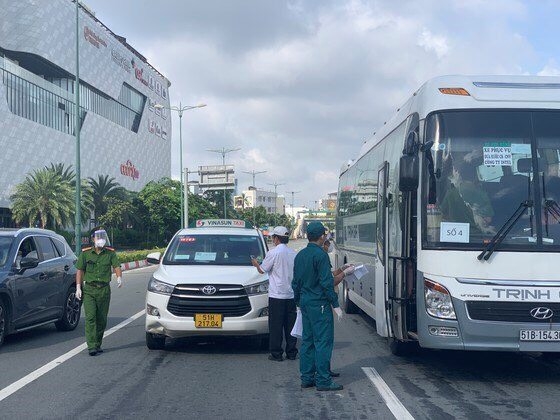 TP HCM: Đường phố vắng vẻ trong ngày đầu siết chặt các biện pháp phòng dịch TP HCM: Đường phố vắng vẻ trong ngày đầu siết chặt các biện pháp phòng dịch