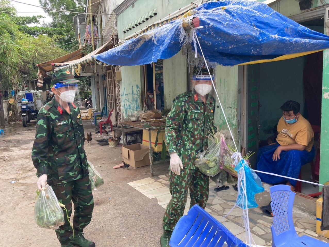 TP HCM: Chiến sĩ bộ đội mang nhu yếu phẩm đến tận nhà người dân khó khăn