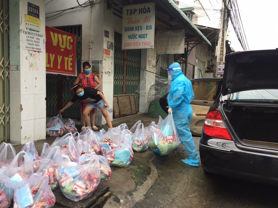 Cán bộ Công đoàn Bình Dương không ngại vất vả hỗ trợ nhu yếu phẩm cho người lao động