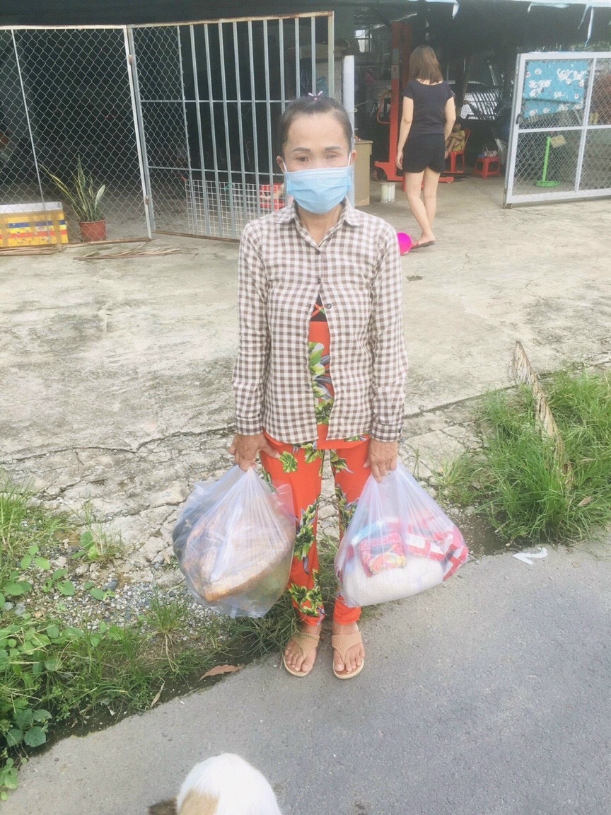 Cán bộ Công đoàn Bình Dương không ngại vất vả hỗ trợ nhu yếu phẩm cho người lao động