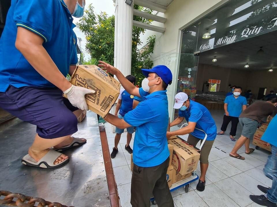Cán bộ Công đoàn Bình Dương không ngại vất vả hỗ trợ nhu yếu phẩm cho người lao động