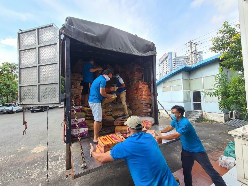 Cán bộ Công đoàn Bình Dương không ngại vất vả hỗ trợ nhu yếu phẩm cho người lao động