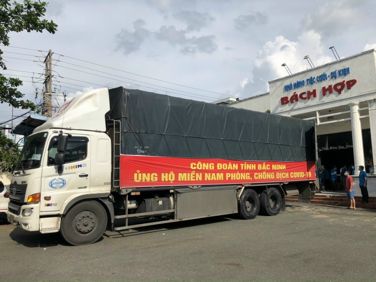 Cán bộ Công đoàn Bình Dương không ngại vất vả hỗ trợ nhu yếu phẩm cho người lao động