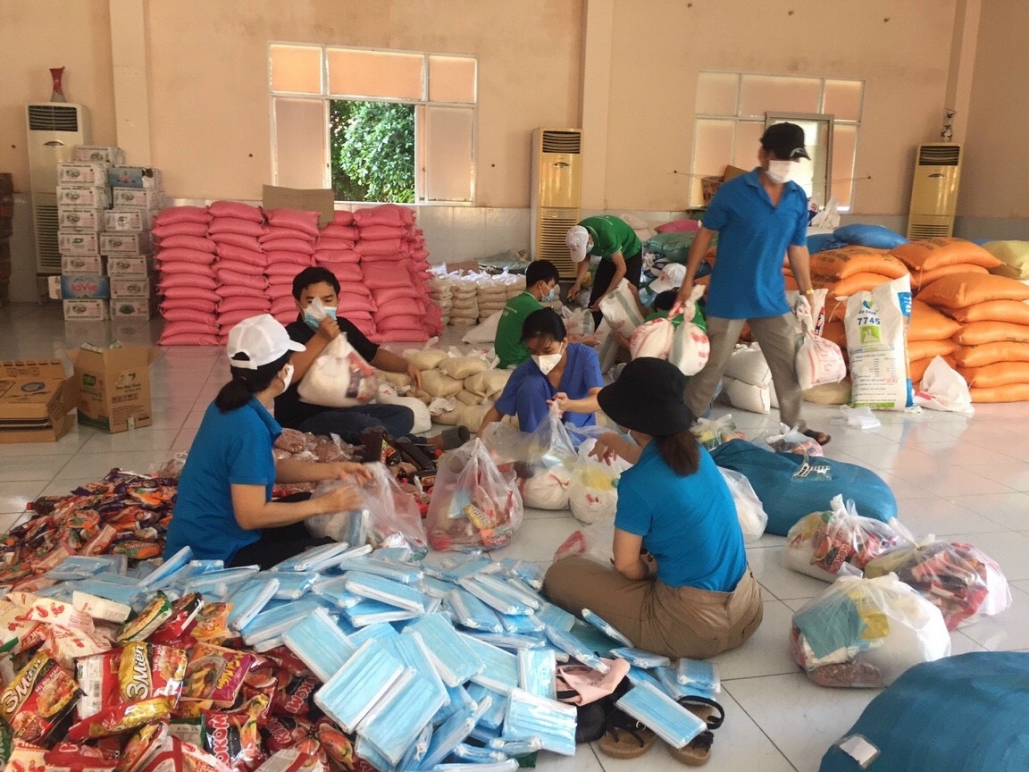Cán bộ Công đoàn Bình Dương không ngại vất vả hỗ trợ nhu yếu phẩm cho người lao động
