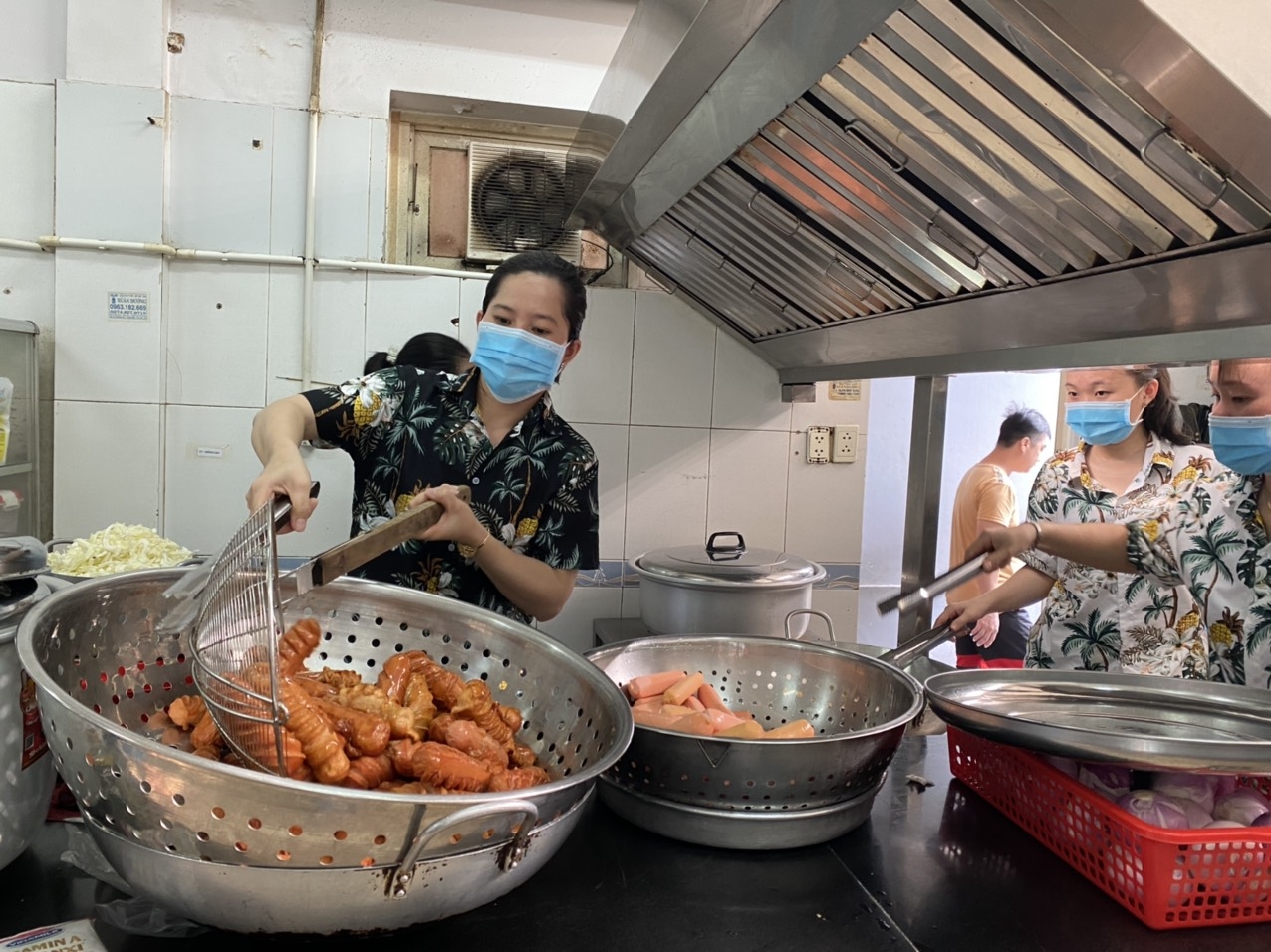 Người lao động sản xuất "3 tại chỗ" mừng vì được nhận hỗ trợ 1 triệu đồng tiền ăn Người lao động sản xuất "3 tại chỗ" mừng vì được nhận hỗ trợ 1 triệu đồng tiền ăn