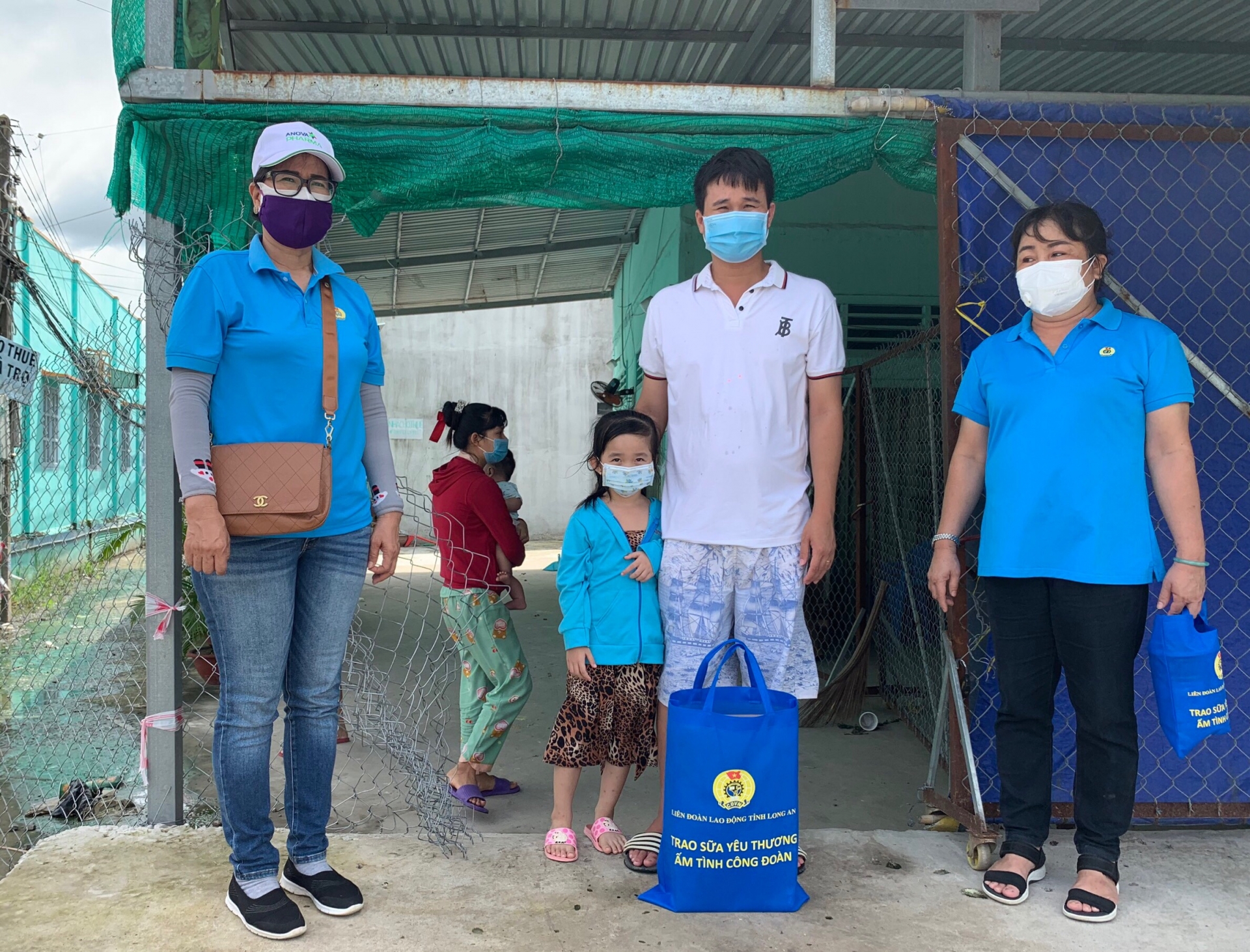 “Sữa yêu thương - ấm tình Công đoàn” dành tặng cho trẻ em và phụ nữ mang thai