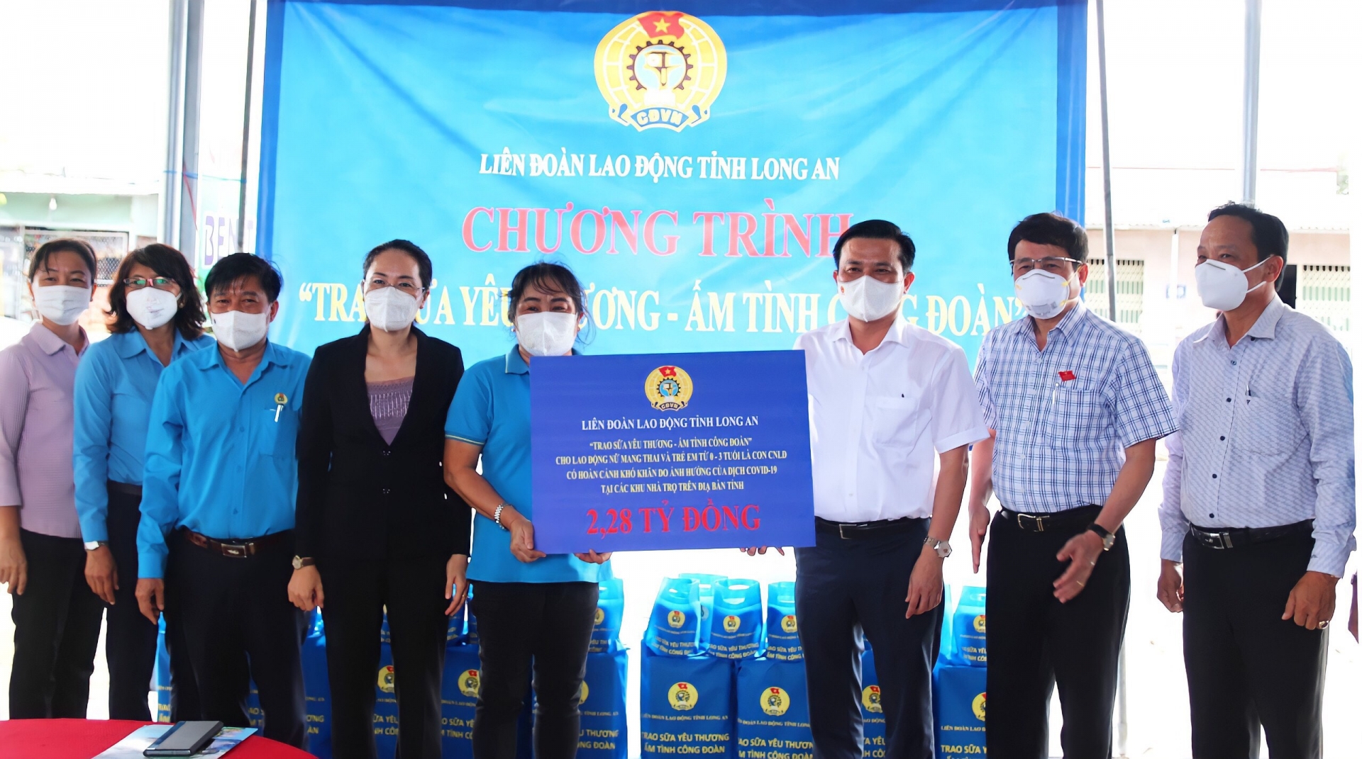 “Sữa yêu thương - ấm tình Công đoàn” dành tặng cho trẻ em và phụ nữ mang thai