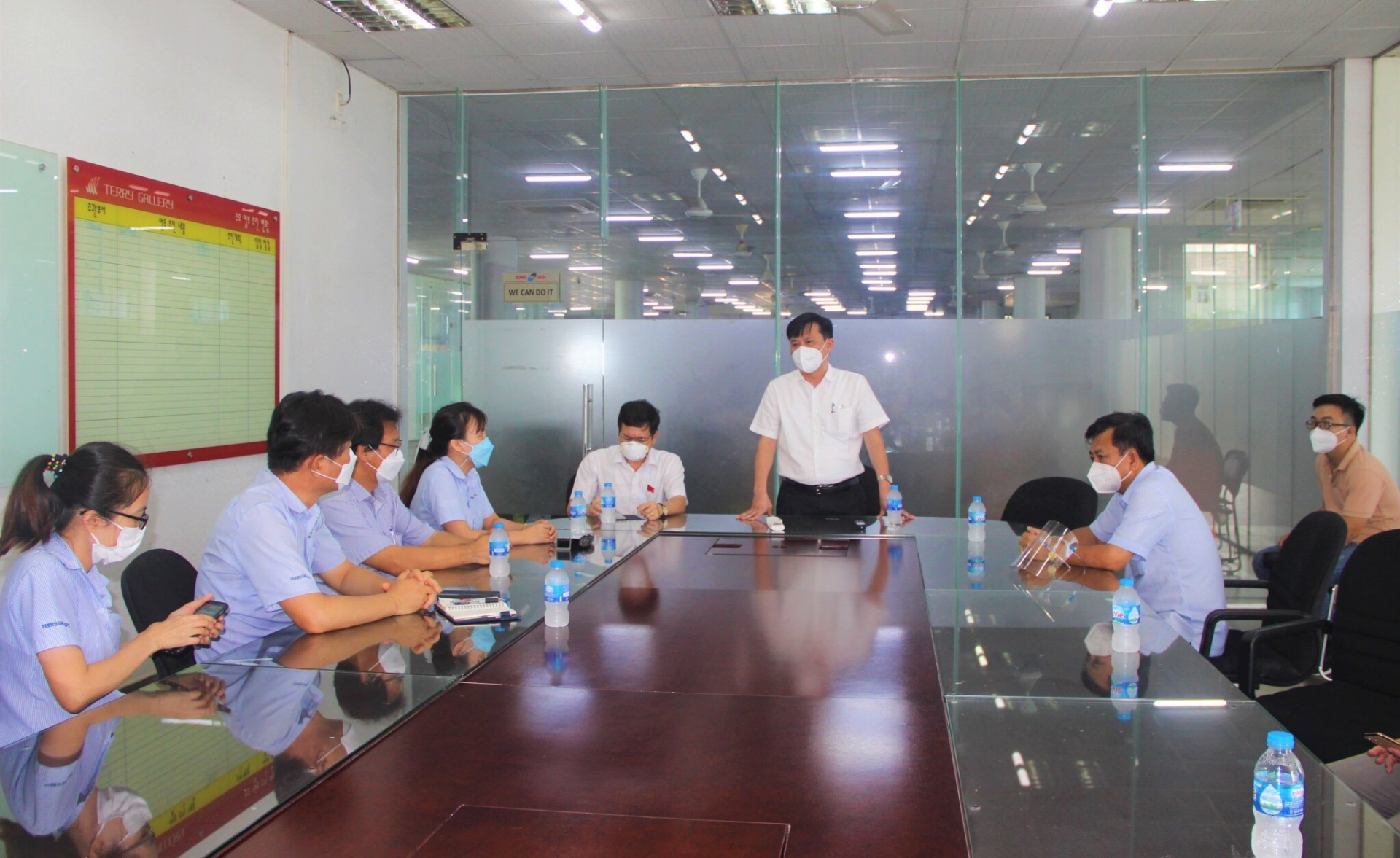 Bữa cơm công nhân “3 tại chỗ” thêm nhiều thịt, cá nhờ công đoàn hỗ trợ 1 triệu đồng Bữa cơm công nhân “3 tại chỗ” thêm nhiều thịt, cá nhờ công đoàn hỗ trợ 1 triệu đồng