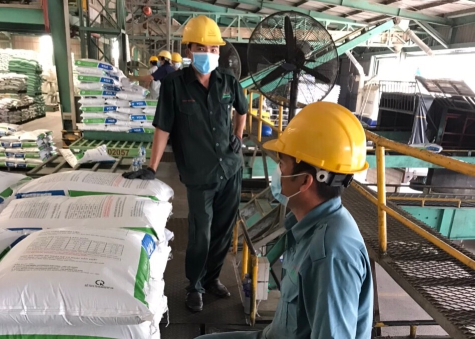 Bữa cơm công nhân “3 tại chỗ” thêm nhiều thịt, cá nhờ công đoàn hỗ trợ 1 triệu đồng Bữa cơm công nhân “3 tại chỗ” thêm nhiều thịt, cá nhờ công đoàn hỗ trợ 1 triệu đồng
