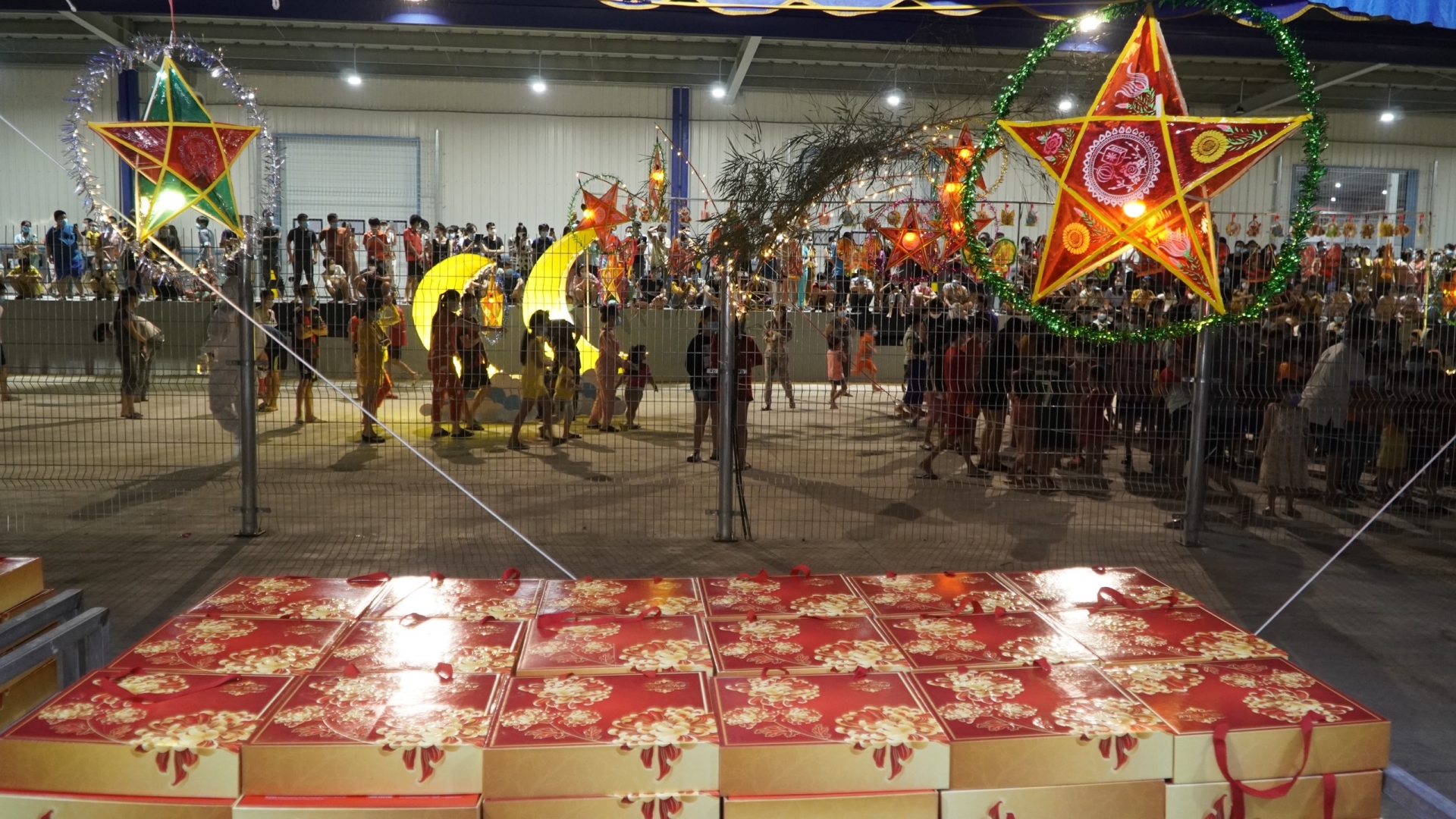 Trung thu đặc biệt của hơn 1200 em nhỏ đang điều trị Covid -19 tại Bình Dương Trung thu đặc biệt của hơn 1200 em nhỏ đang điều trị Covid-19 tại Bình Dương