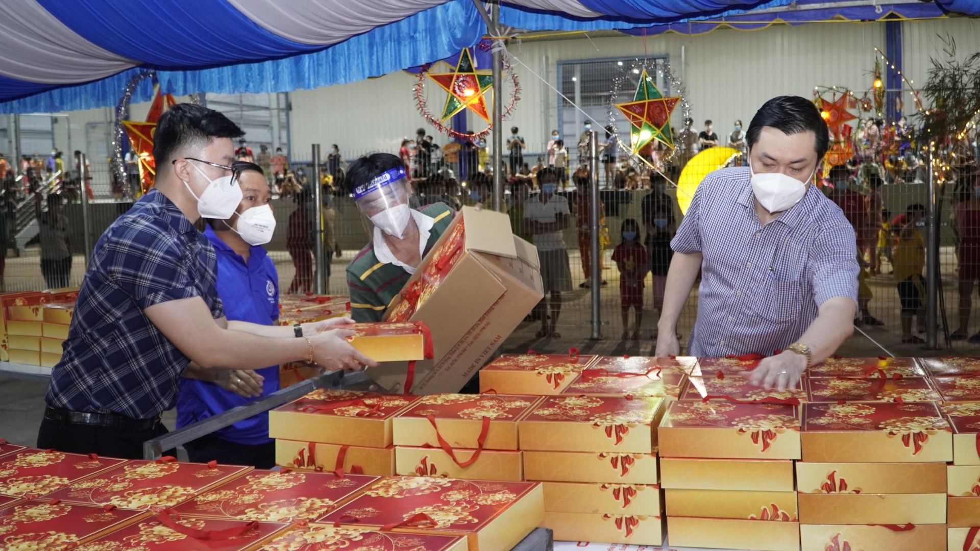Trung thu đặc biệt của hơn 1200 em nhỏ đang điều trị Covid -19 tại Bình Dương Trung thu đặc biệt của hơn 1200 em nhỏ đang điều trị Covid-19 tại Bình Dương