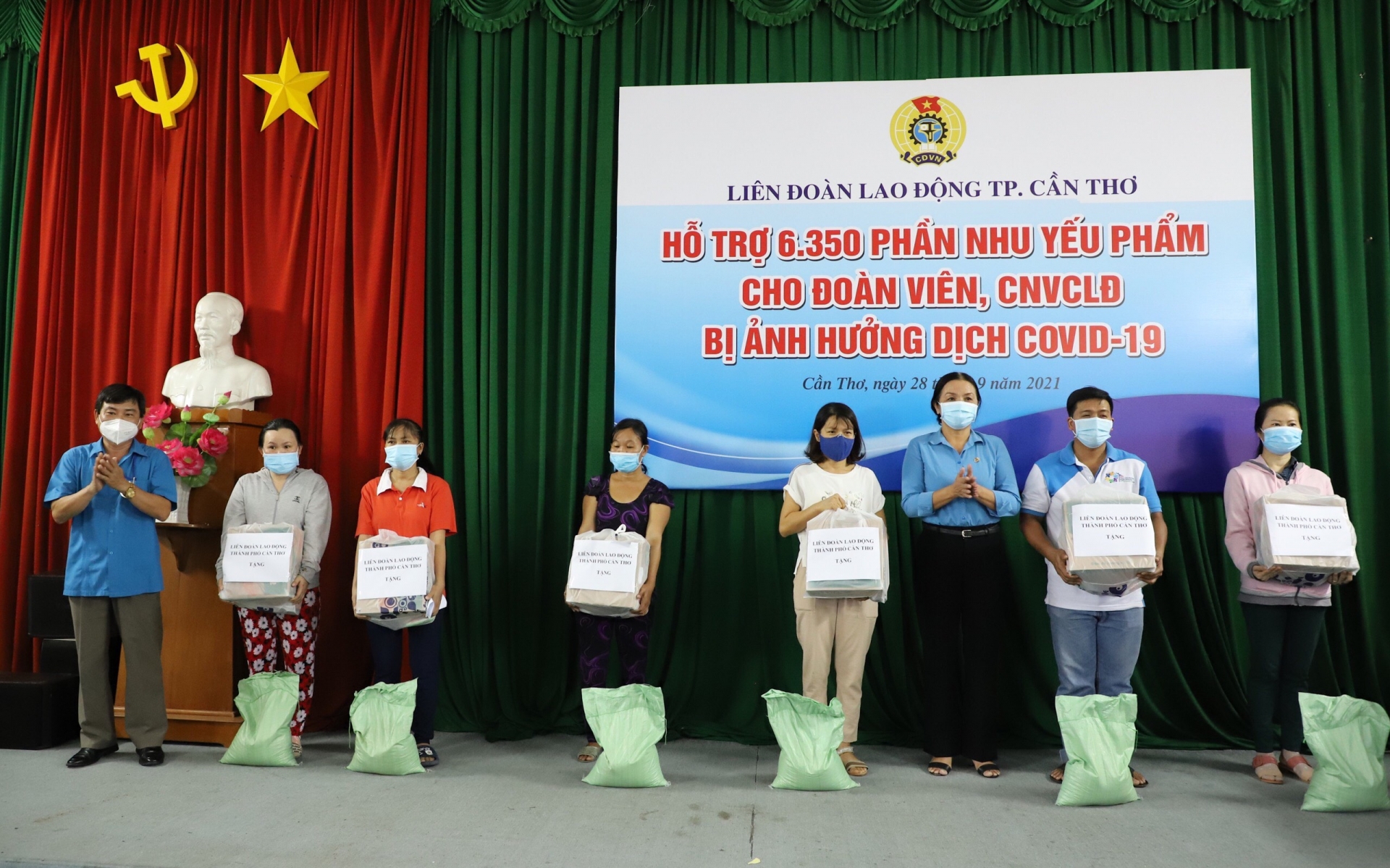 Công đoàn Cần Thơ hỗ trợ hàng nghìn phần quà cho người lao động khó khăn Công đoàn Cần Thơ hỗ trợ hàng nghìn phần quà cho người lao động khó khăn