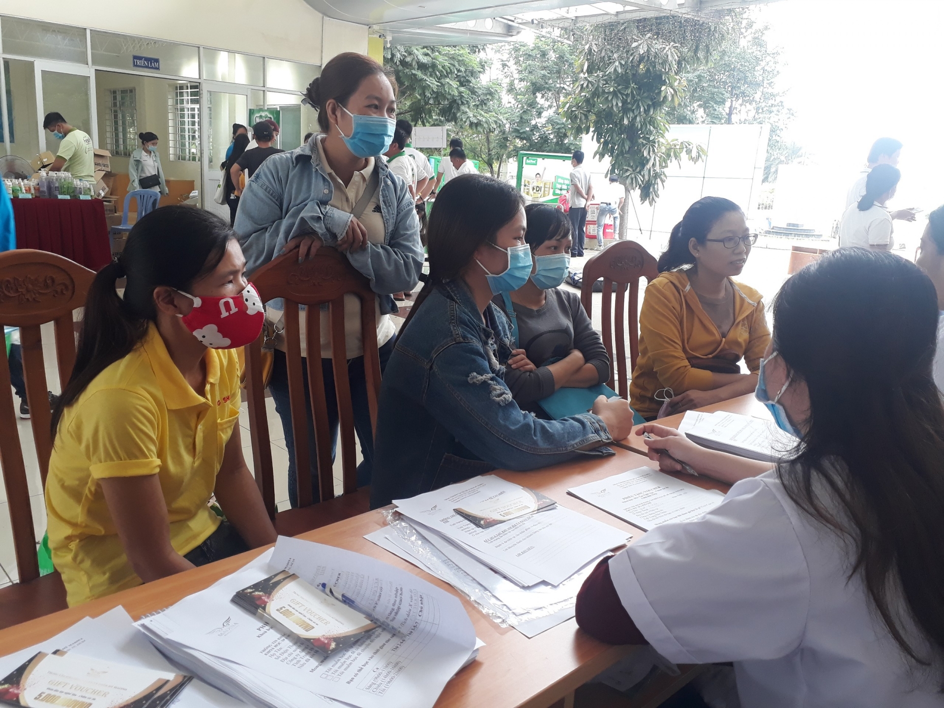 Tặng gần 1000 suất học bổng đào tạo làm đẹp trị giá 5 triệu đồng cho nữ lao động Tặng gần 1000 suất học bổng đào tạo làm đẹp trị giá 5 triệu đồng cho nữ lao động