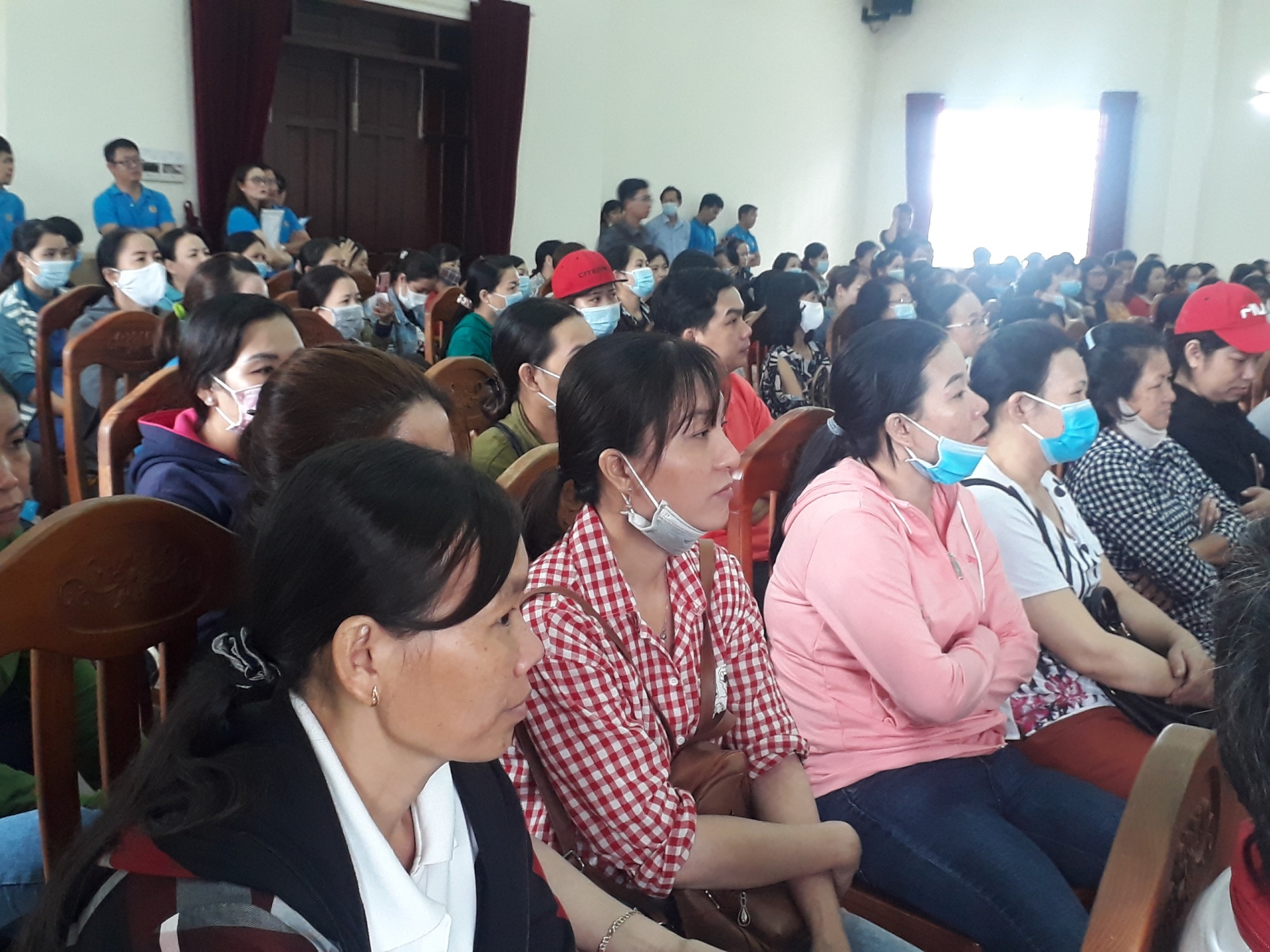 Tặng gần 1000 suất học bổng đào tạo làm đẹp trị giá 5 triệu đồng cho nữ lao động Tặng gần 1000 suất học bổng đào tạo làm đẹp trị giá 5 triệu đồng cho nữ lao động