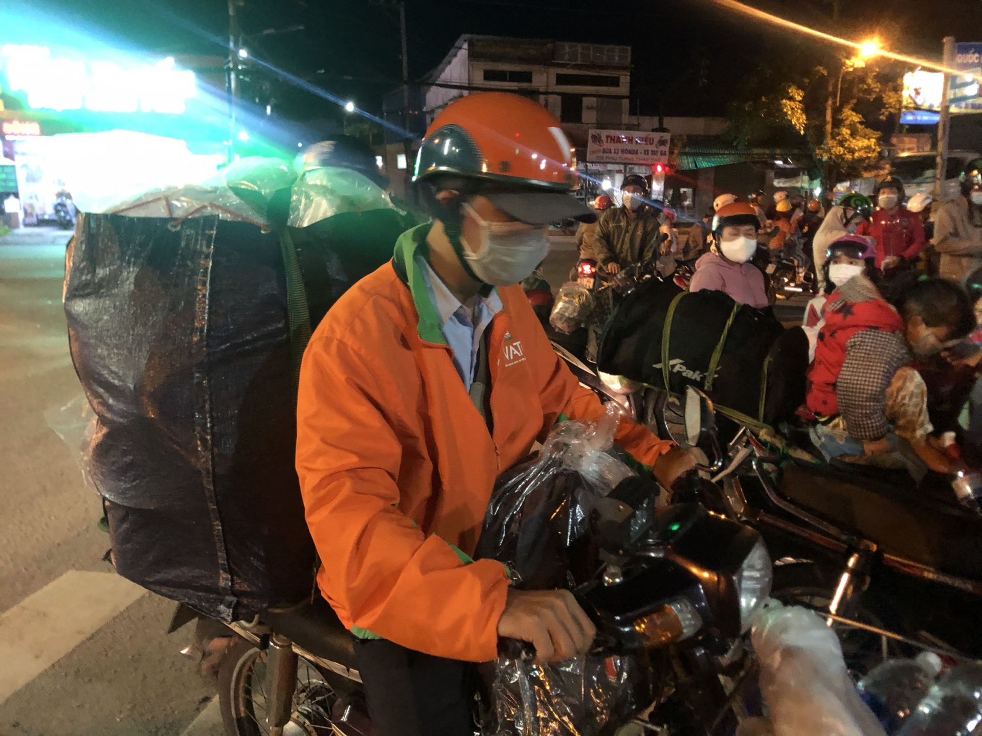 Những phận người thất nghiệp, cạn tiền phải rời TP HCM về quê Những phận người thất nghiệp, cạn tiền phải rời TP HCM về quê